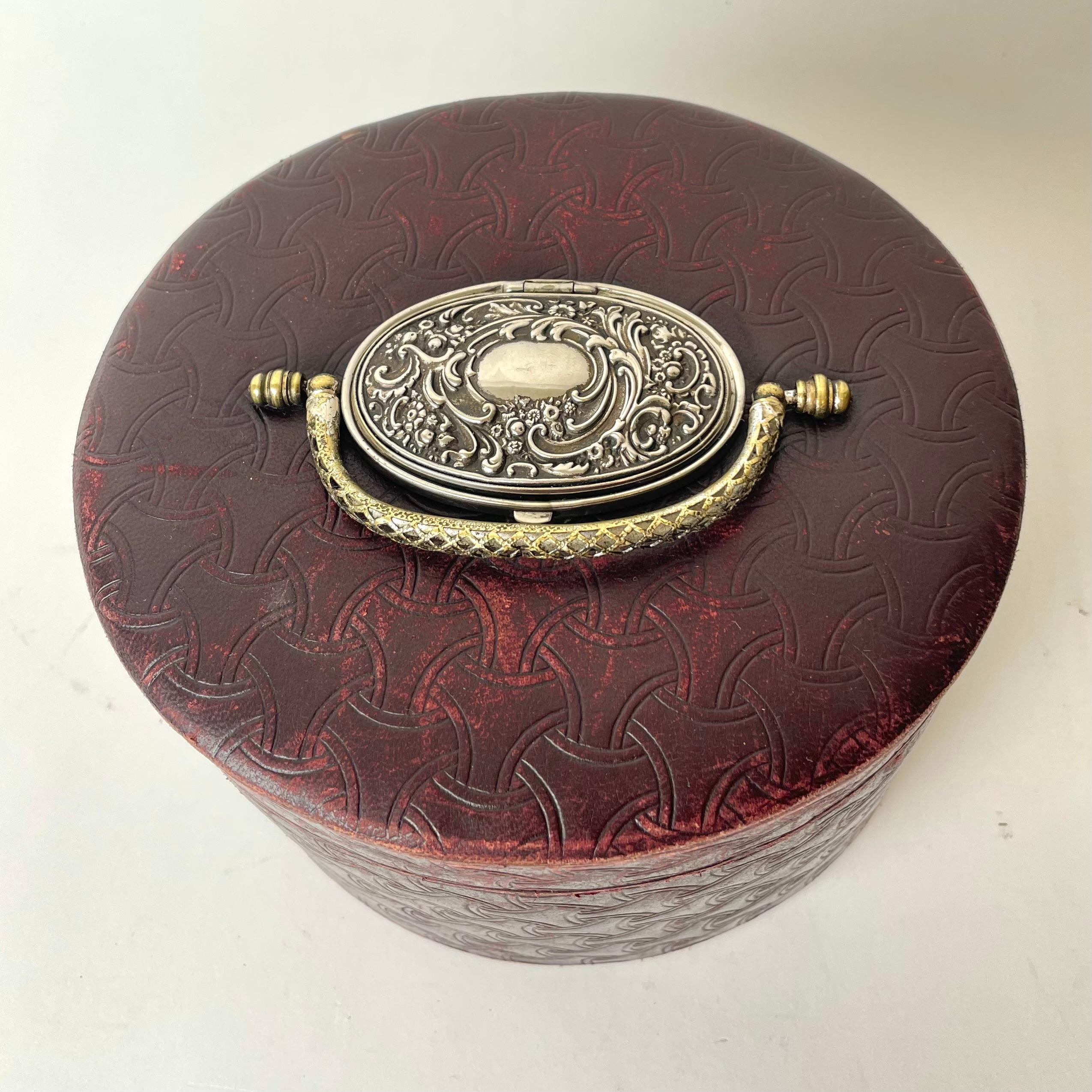 Argenté Boîte à collier de la fin du XIXe siècle, en cuir et métal argenté, doublée de soie en vente