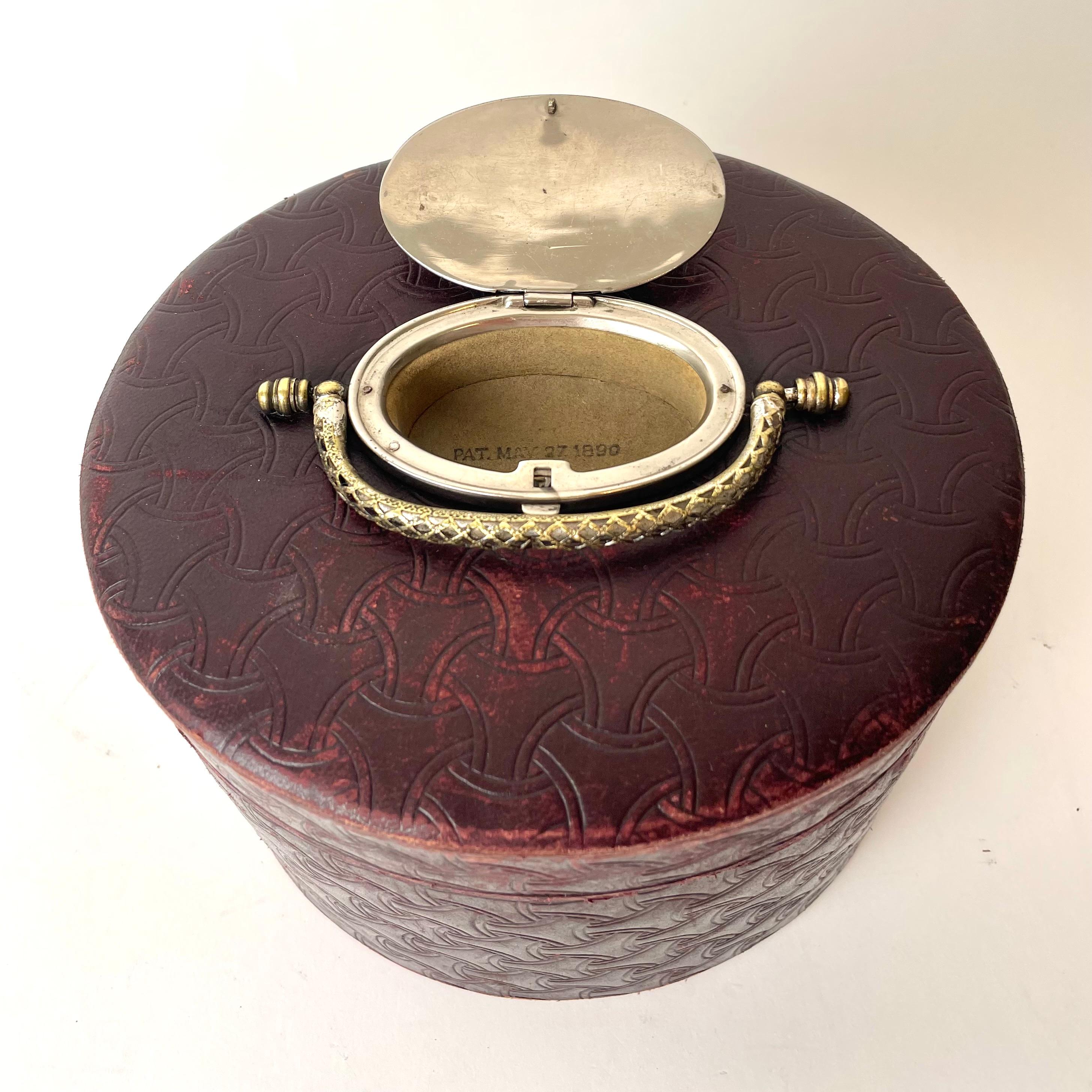 Boîte à collier de la fin du XIXe siècle, en cuir et métal argenté, doublée de soie Bon état - En vente à Knivsta, SE