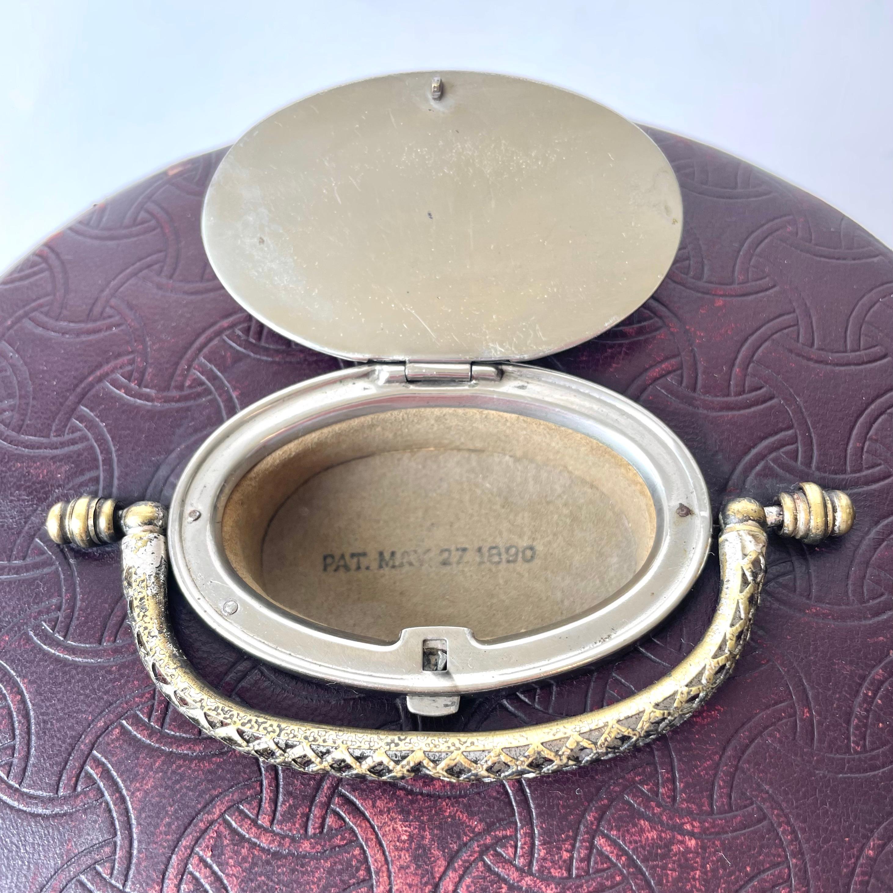 Laiton Boîte à collier de la fin du XIXe siècle, en cuir et métal argenté, doublée de soie en vente
