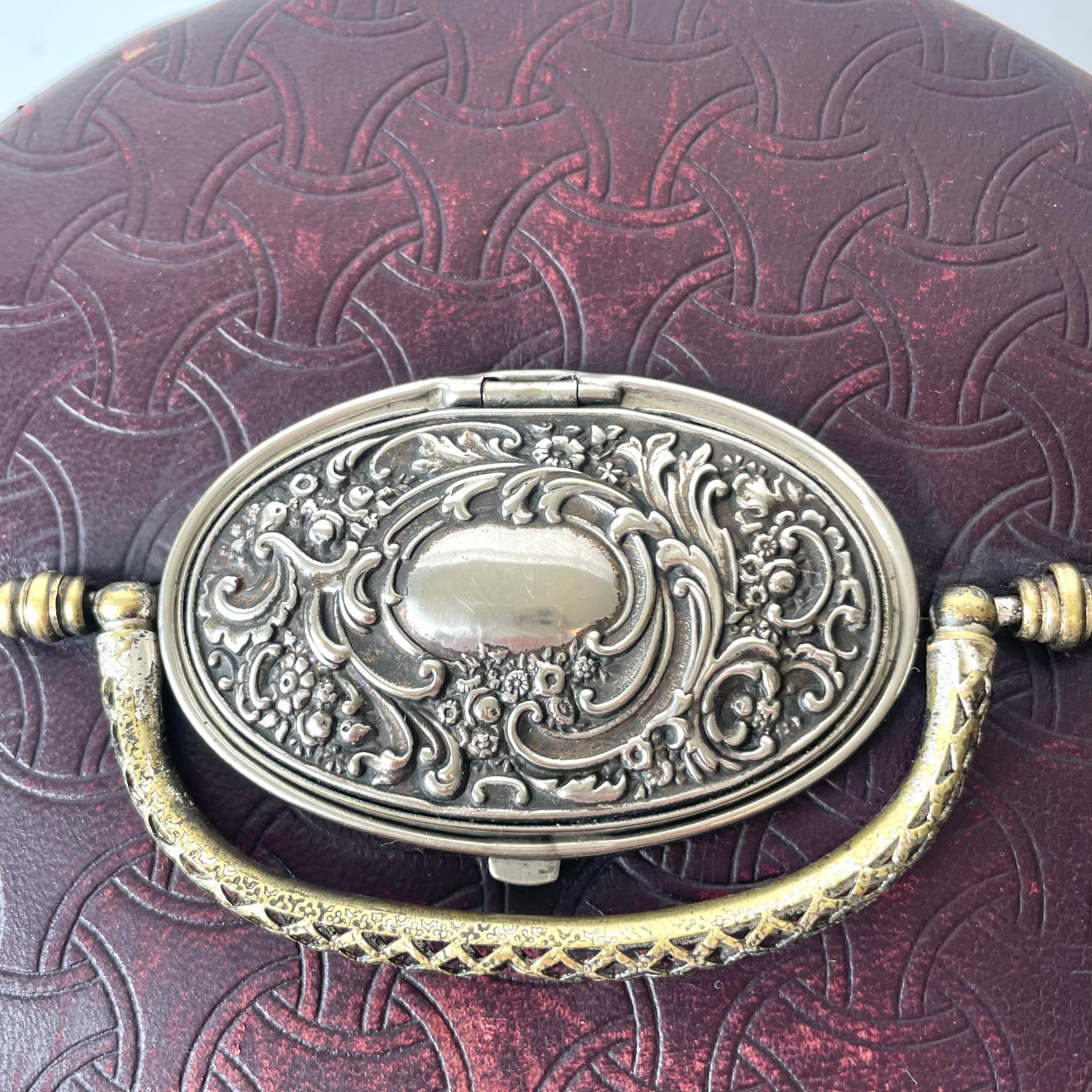 Boîte à collier de la fin du XIXe siècle, en cuir et métal argenté, doublée de soie en vente 1