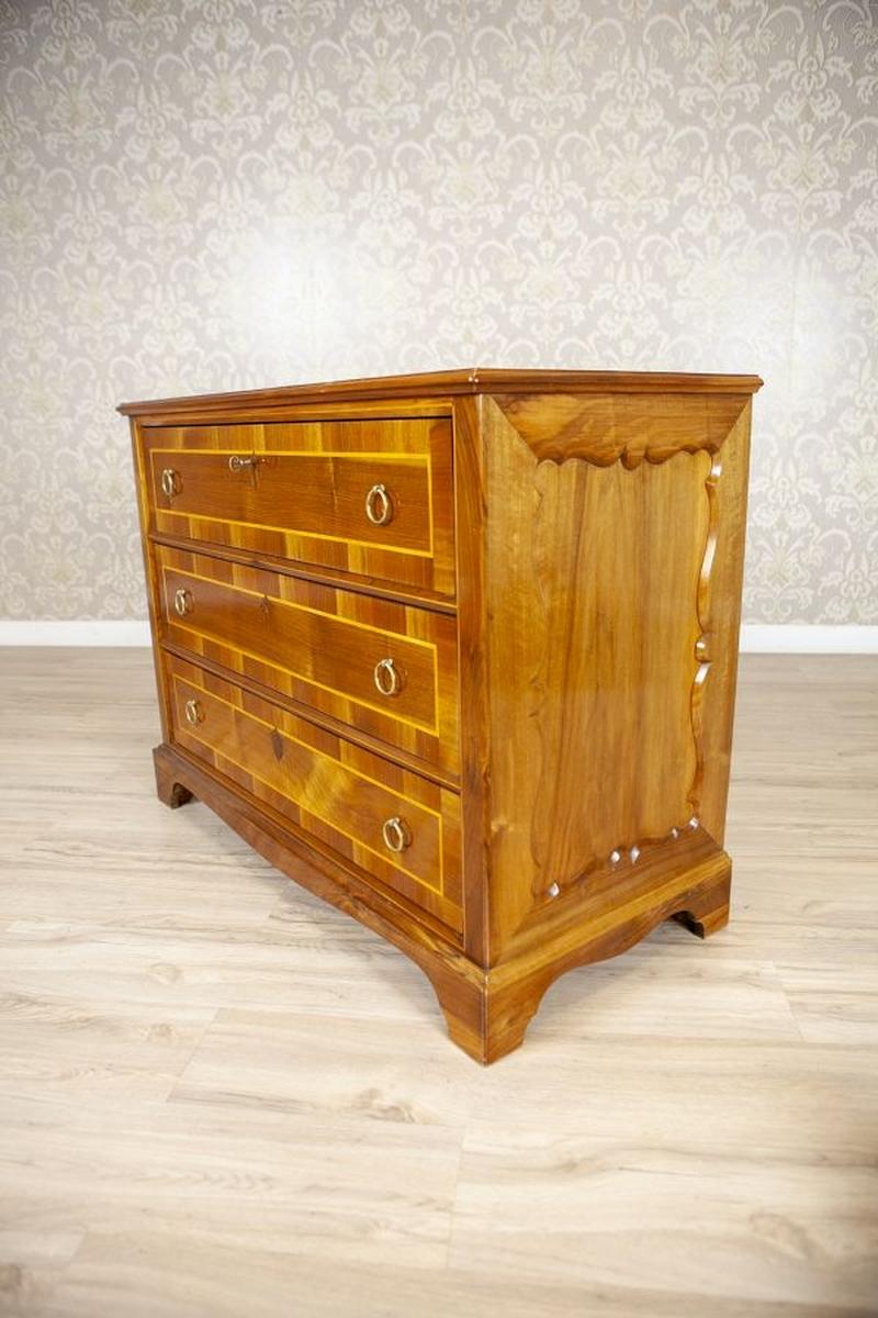 Dresser in Light Brown, Early 20th Century

This charming early 20th-century dresser exudes timeless elegance with its gleaming veneer in golden and honeyed hues. Three wide drawers showcase carefully arranged wood grain patterns framed by delicate