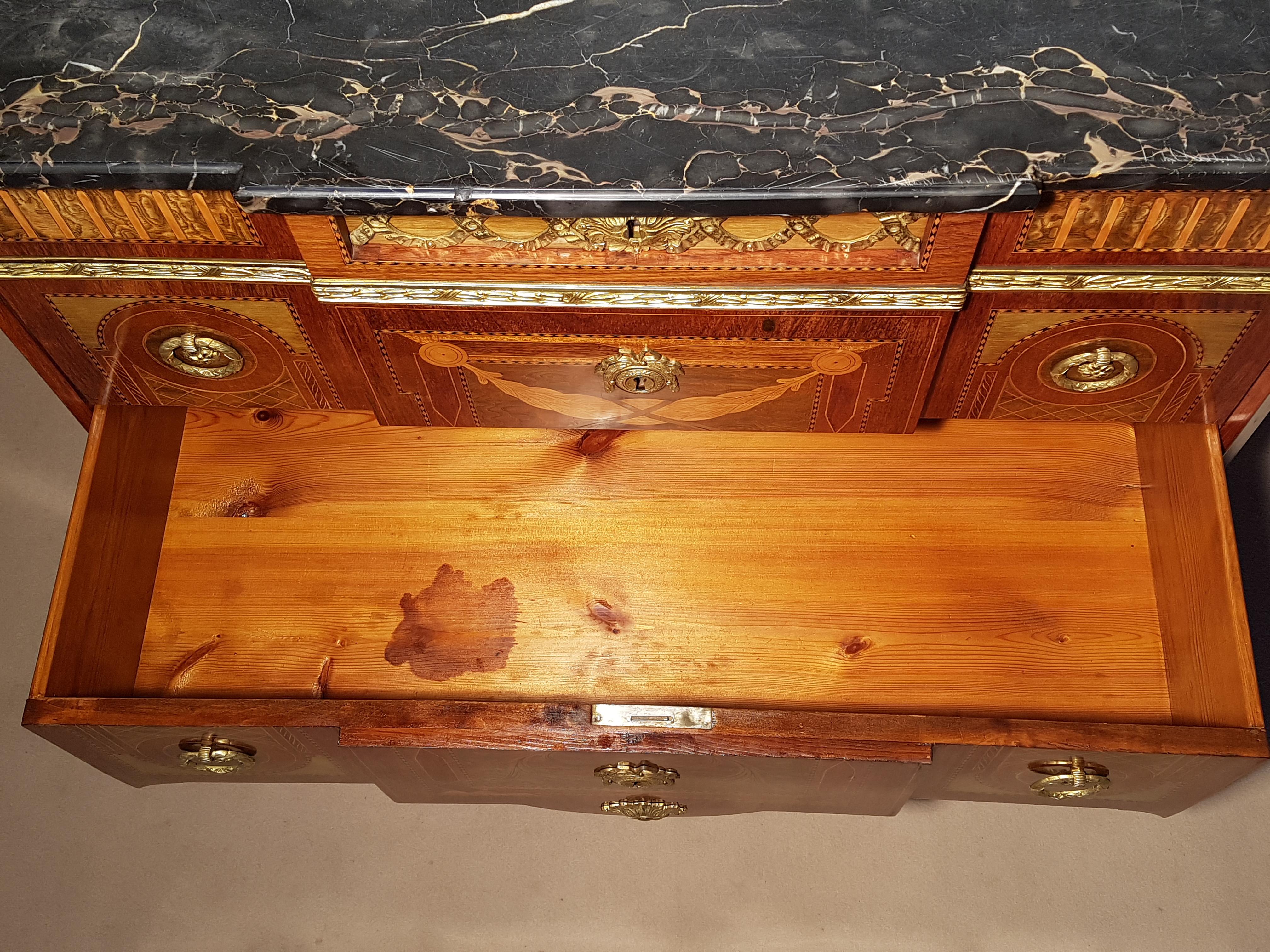 Late 19th Century Commode with Marble Top im Zustand „Hervorragend“ im Angebot in Senden, NRW