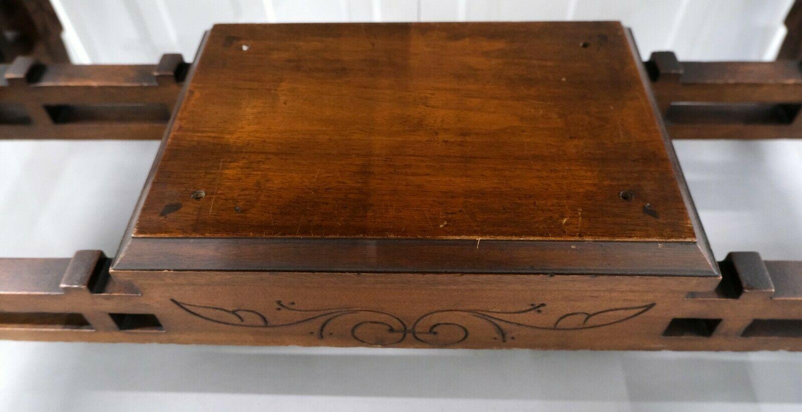 Table à écrire continentale de la fin du XIXe siècle en noyer sculpté sur dessus en cuir incrusté en vente 4
