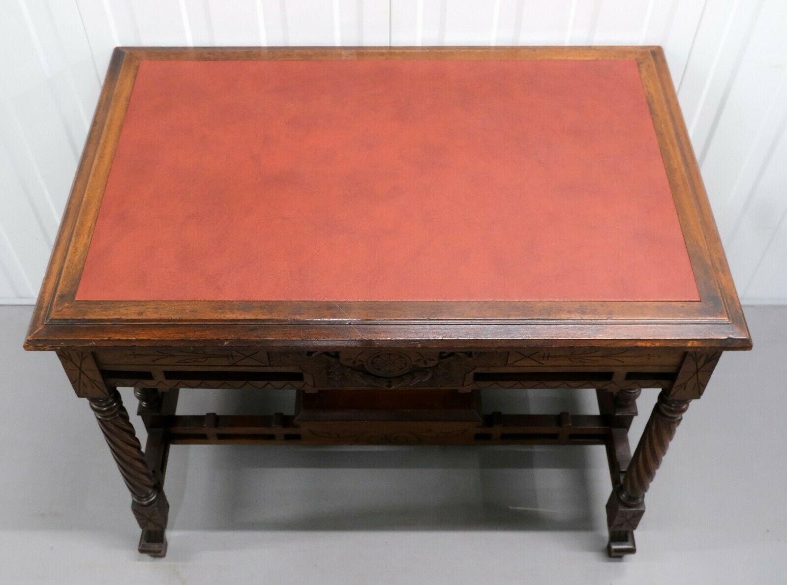 Fait main Table à écrire continentale de la fin du XIXe siècle en noyer sculpté sur dessus en cuir incrusté en vente