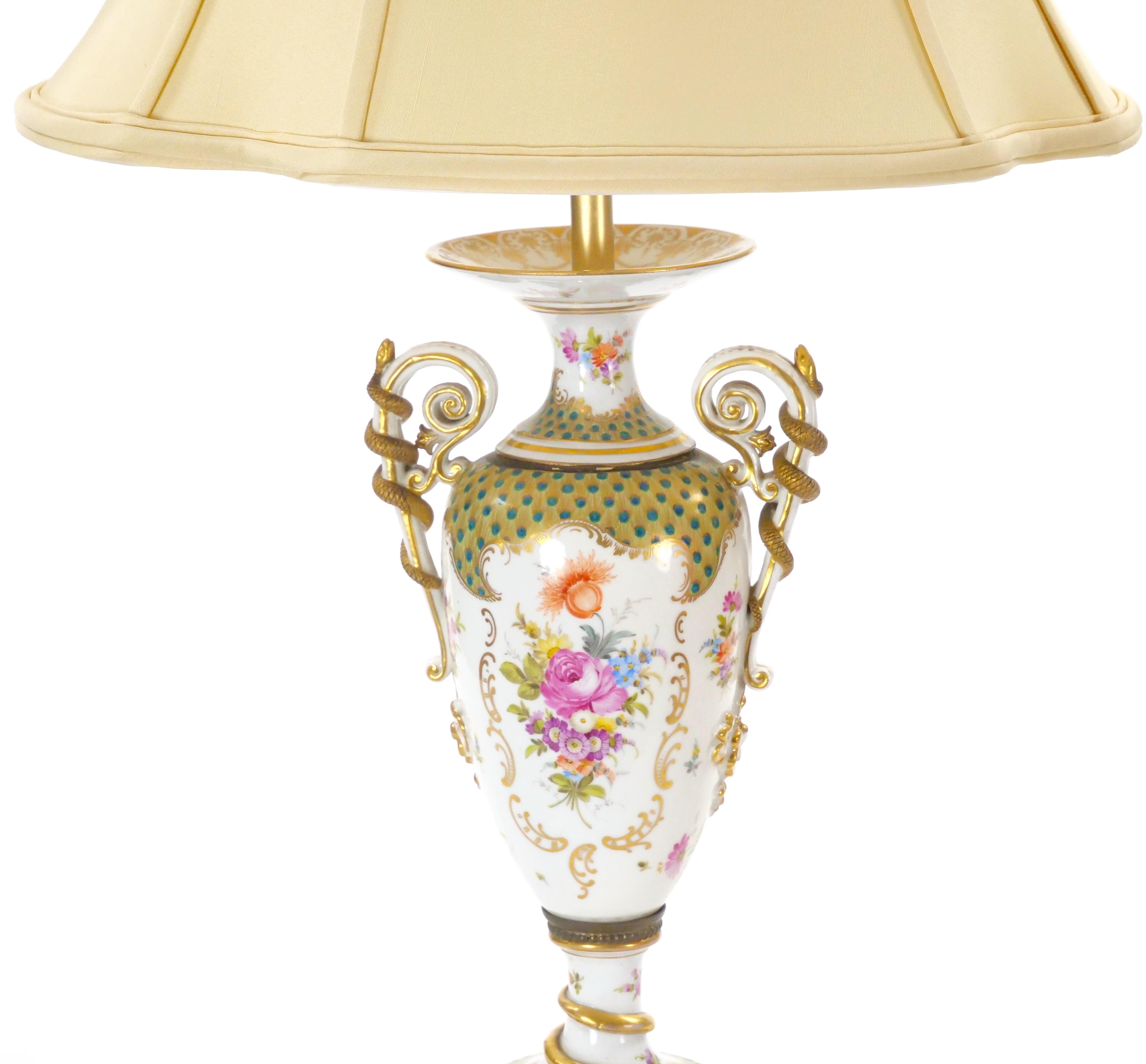 Lámparas de mesa de dos asas de porcelana dorada a mano de finales del siglo XIX continental 6