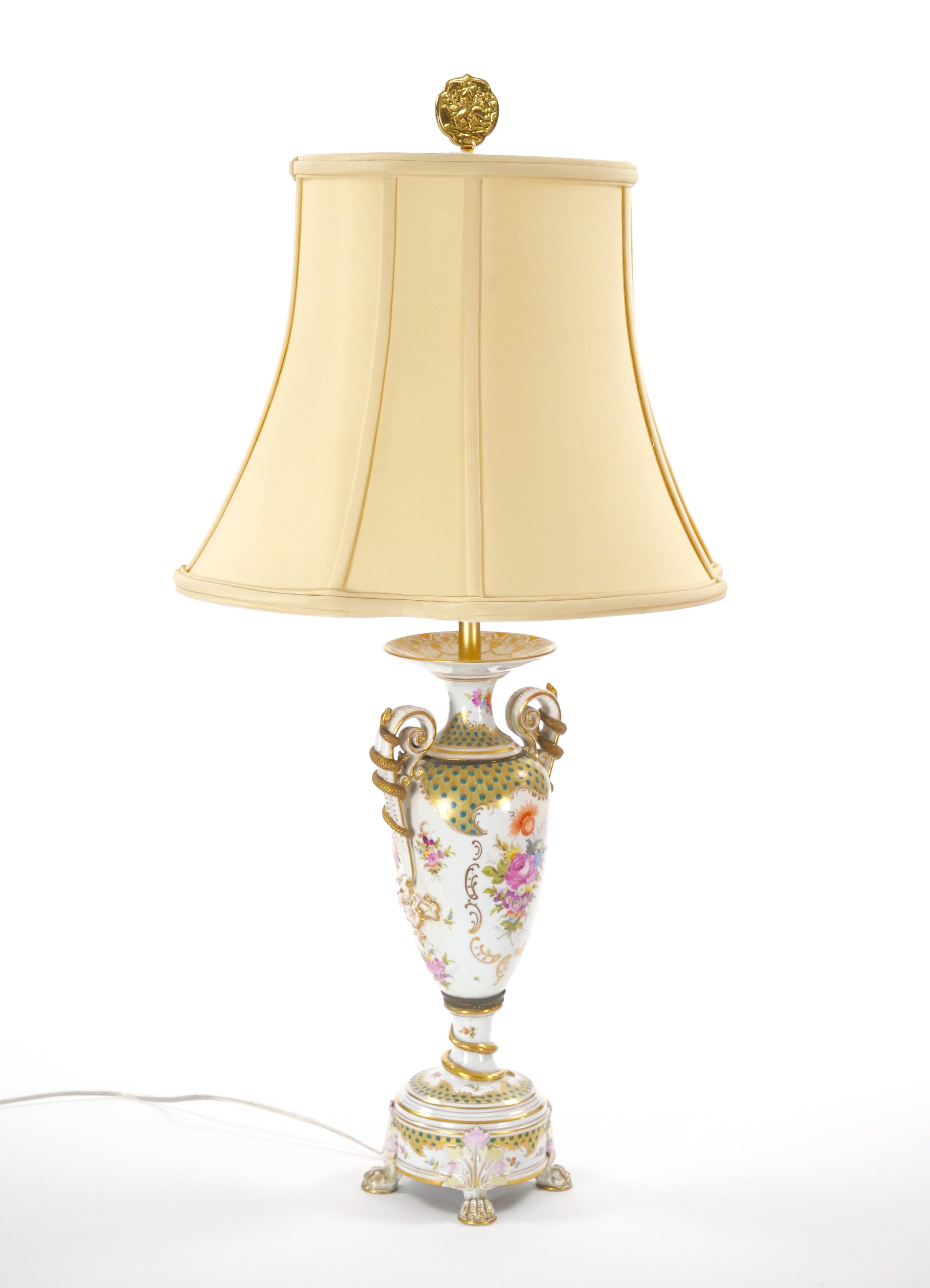 Lámparas de mesa de dos asas de porcelana dorada a mano de finales del siglo XIX continental 7