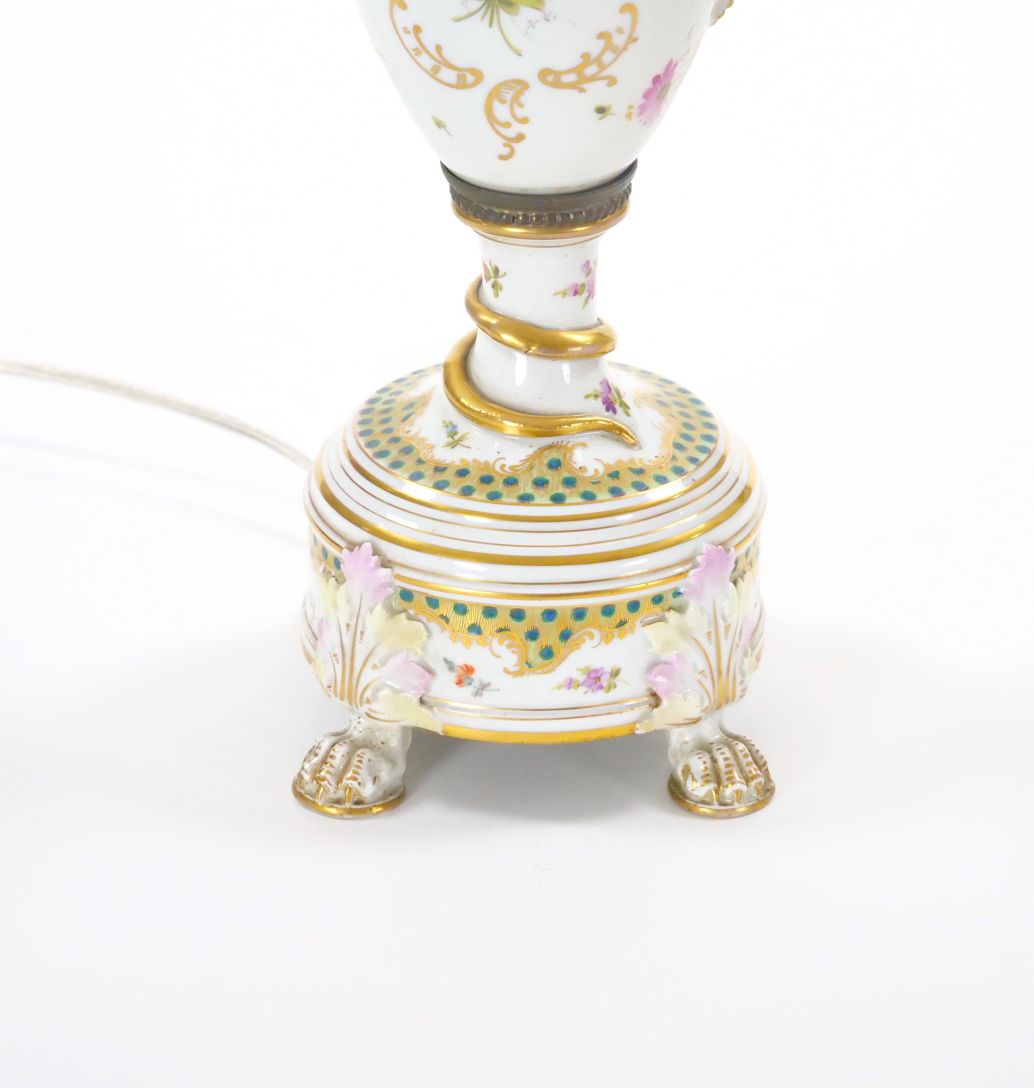 Lámparas de mesa de dos asas de porcelana dorada a mano de finales del siglo XIX continental Oro