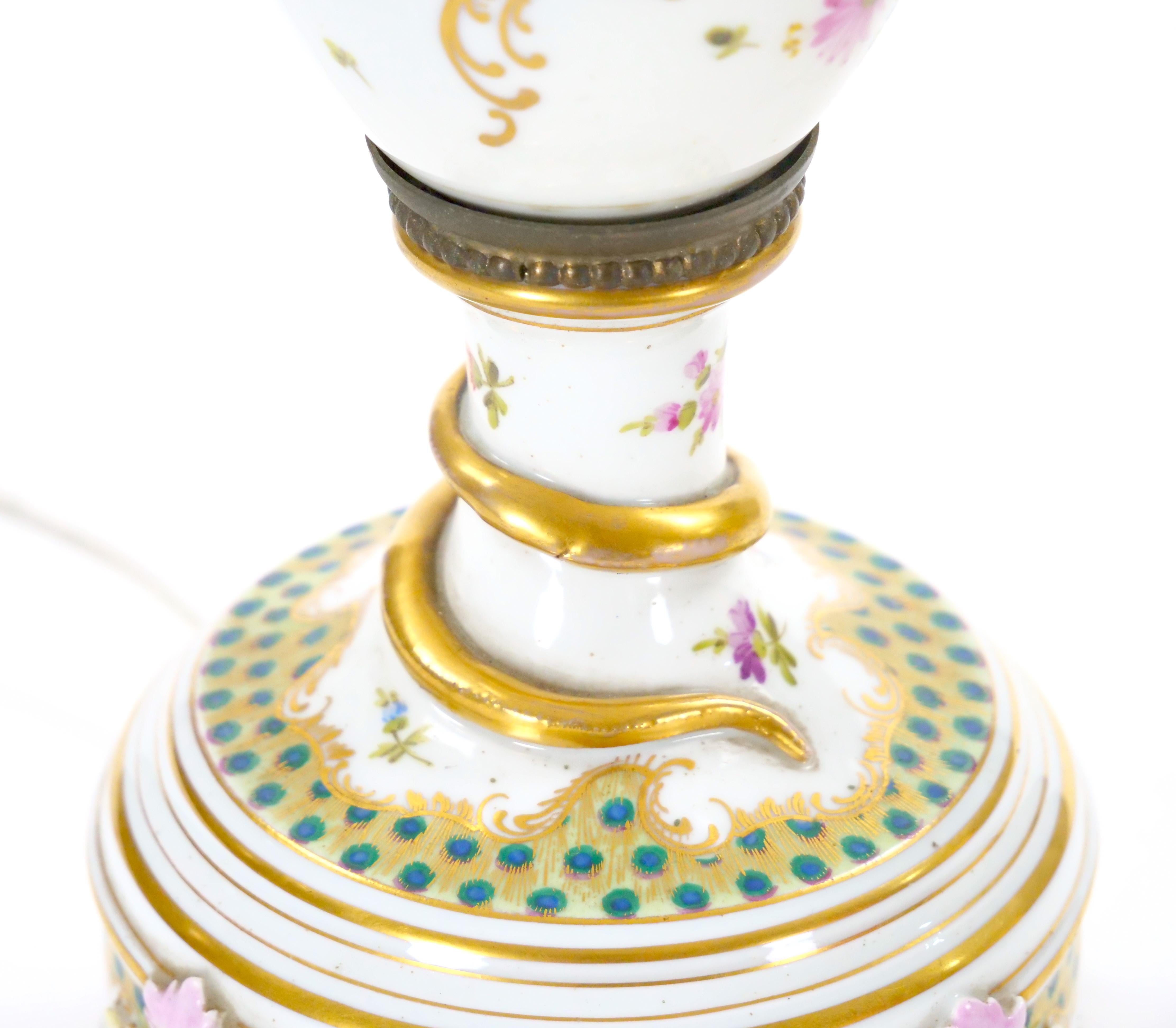 Lámparas de mesa de dos asas de porcelana dorada a mano de finales del siglo XIX continental 1