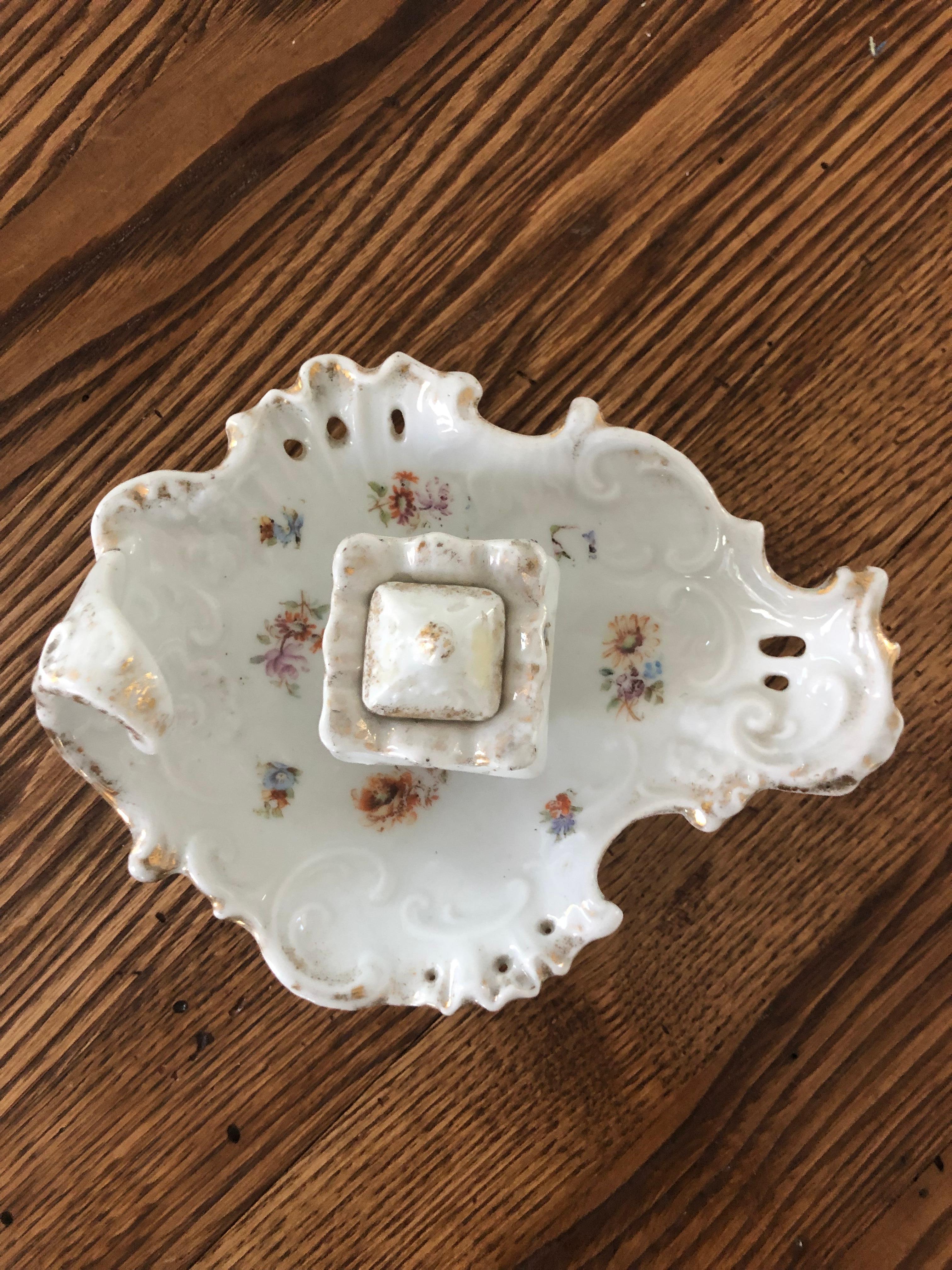 Late 19th Century Continental Porcelain Inkwell with Hand Painted Flowers In Good Condition For Sale In Stamford, CT