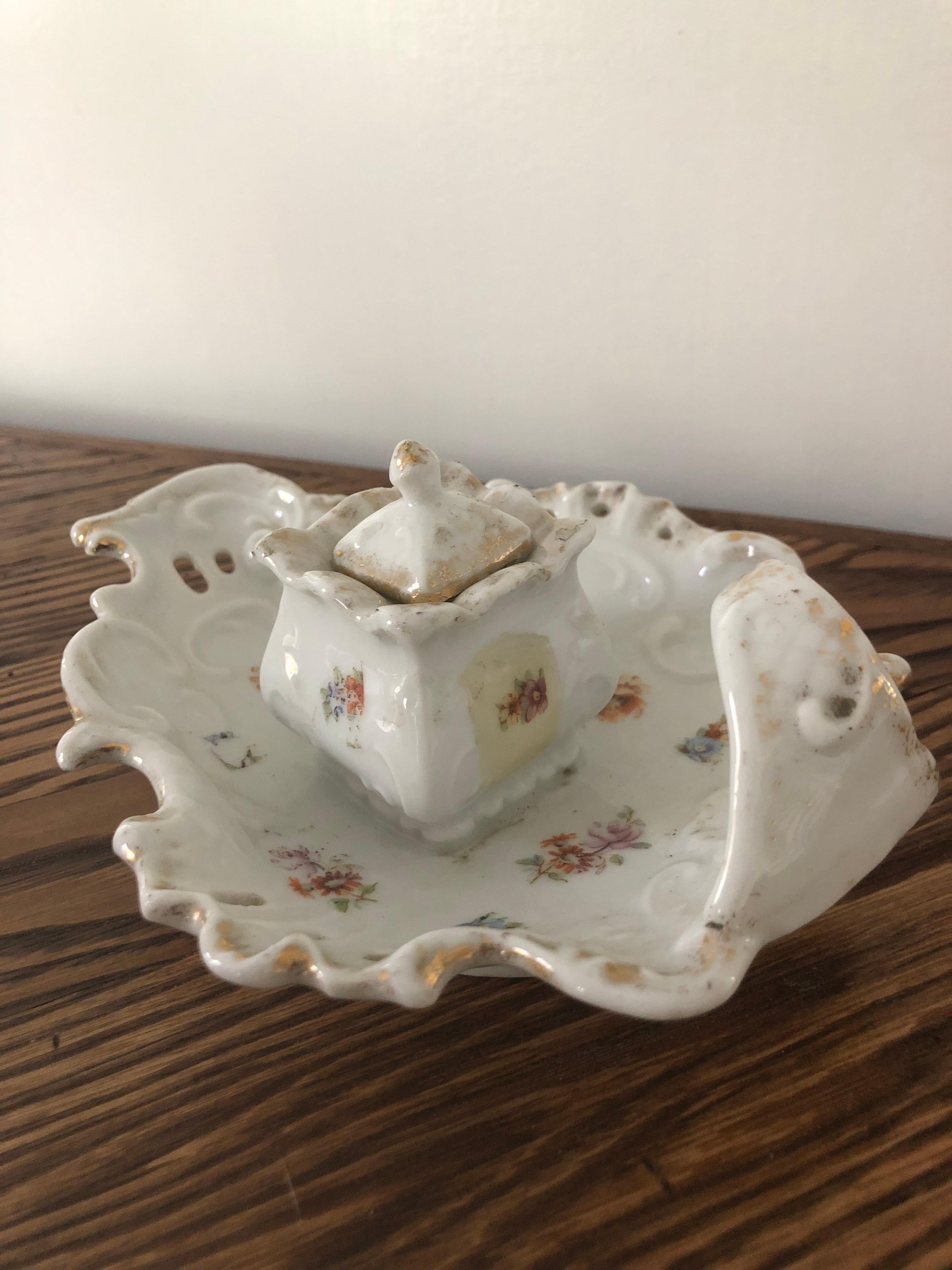 Late 19th Century Continental Porcelain Inkwell with Hand Painted Flowers For Sale 2
