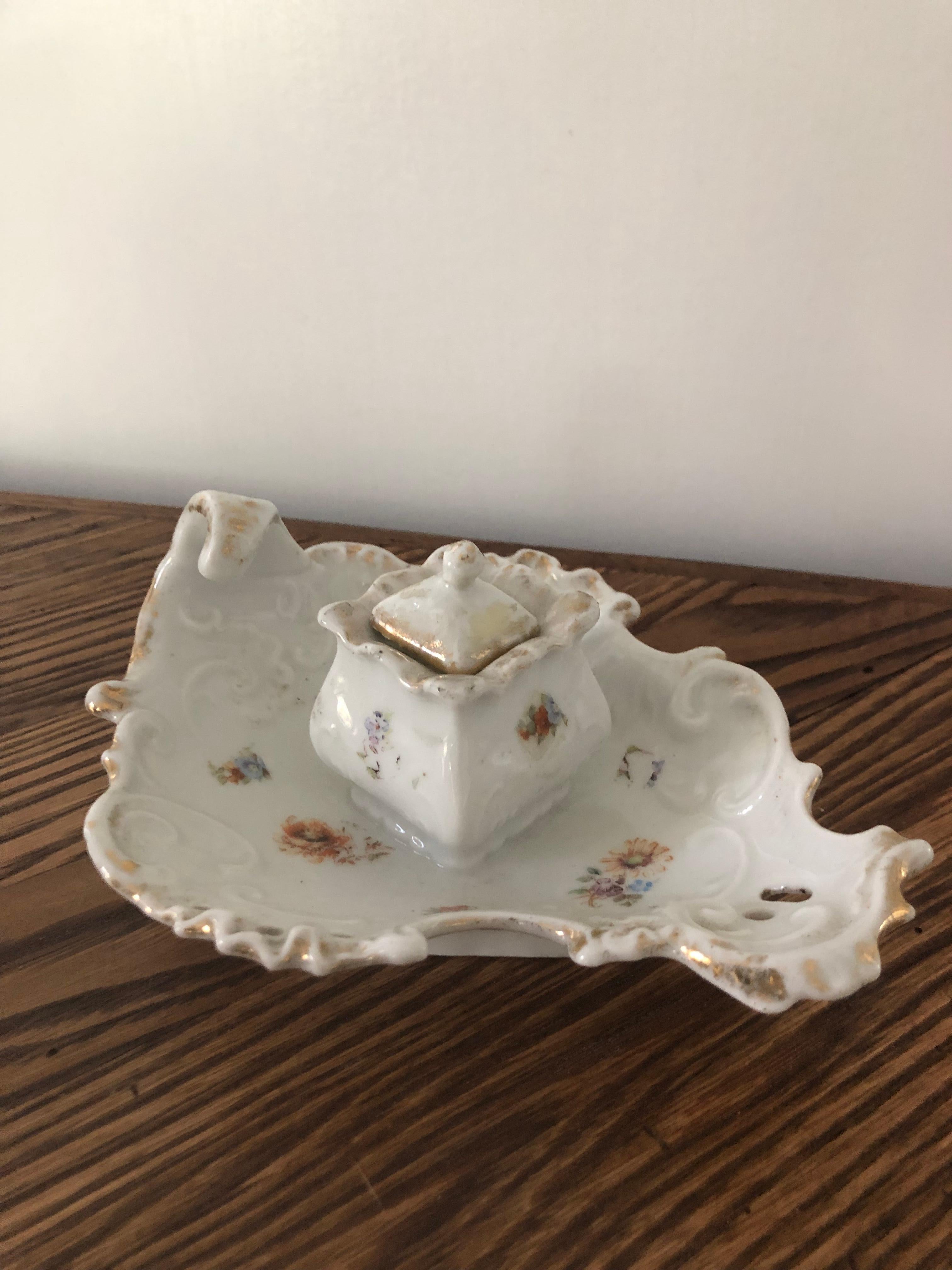 Late 19th Century Continental Porcelain Inkwell with Hand Painted Flowers For Sale 3