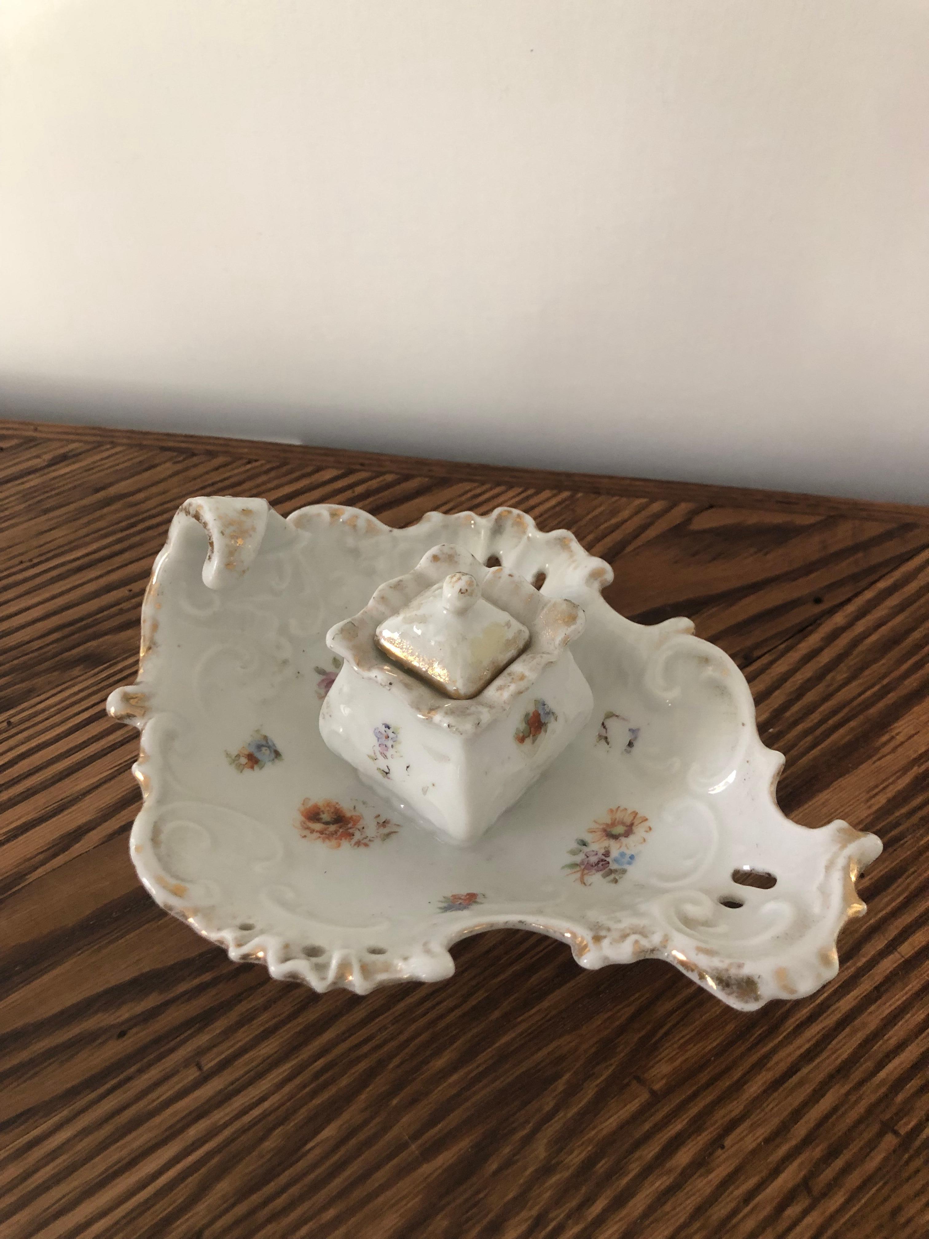 Late 19th Century Continental Porcelain Inkwell with Hand Painted Flowers For Sale 4