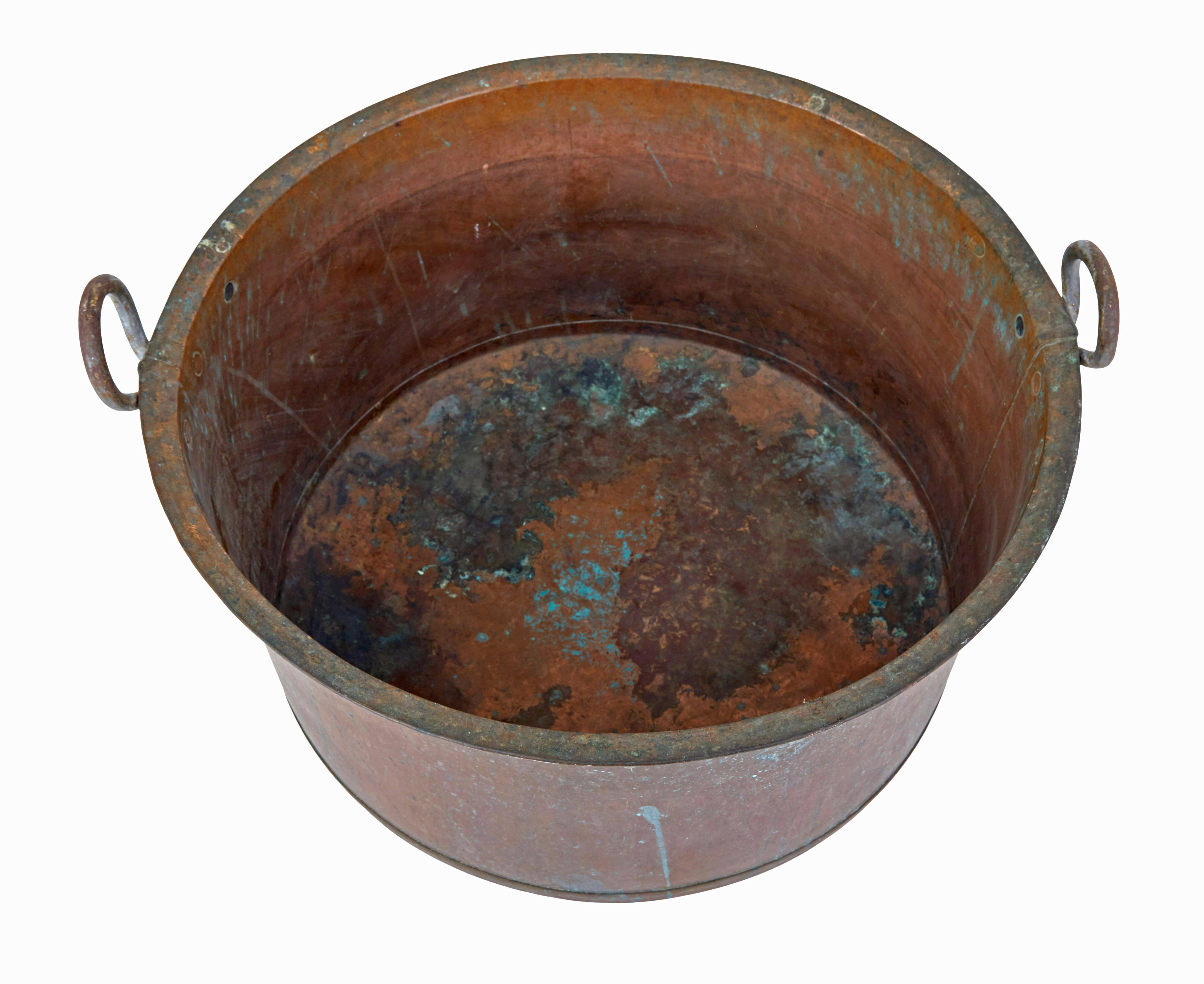 Vaso da cucina in rame della fine del XIX secolo, circa 1890.

Questo grande recipiente da cucina, un pezzo di metallo di buona qualità del XIX secolo, è ora l'ideale per riporre i ceppi o la legna da ardere.

Realizzato in rame con manici applicati