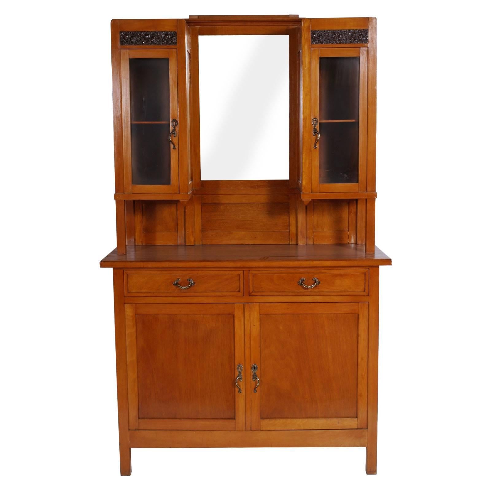 jugendstil-Credenza mit Spiegeln und Vitrine aus massivem Kirschholz, 1890er Jahre. Elegante Tafeln aus Bronzeguss mit klassischen floralen Motiven aus der damaligen Zeit. Abgeschrägter Spiegel, Glas, Griffe und Originalzubehör aus der Zeit.
Auf
