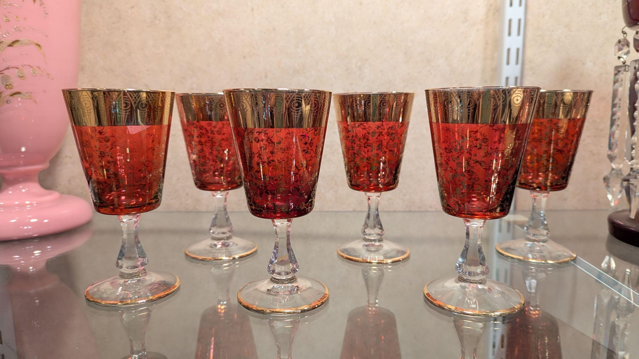 Wunderschönes Set aus sechs Cocktail-Weingläsern aus Preiselbeerglas mit klarem Stiel und aufwändiger Goldauflage. Ich glaube, die sind von Moser.  sehr guter antiker Zustand, keine Chips, Goldabrieb nur an einer Stelle