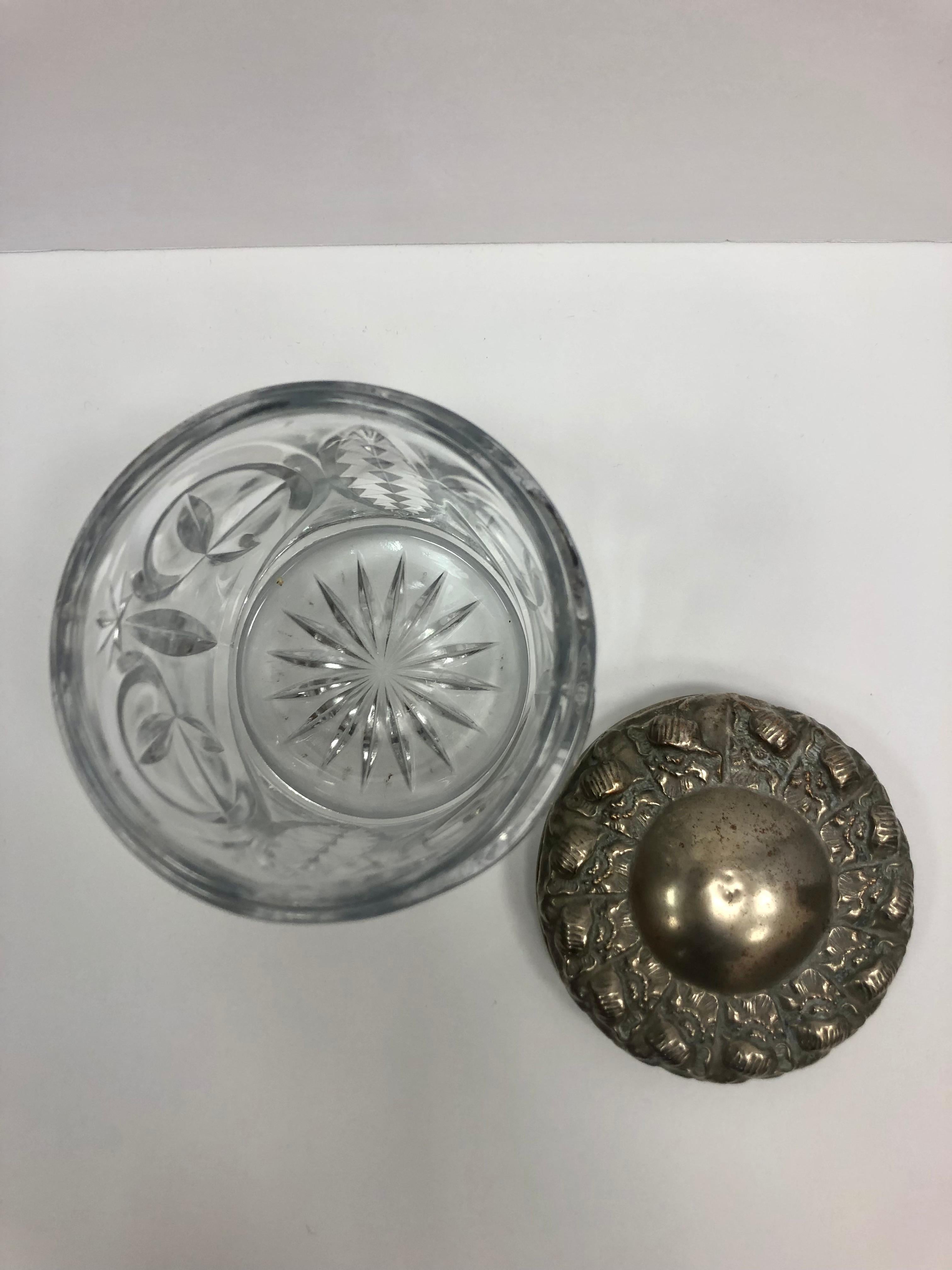 Vaso per biscotti in cristallo della fine del XIX secolo con coperchio decorativo in argento in vendita 5
