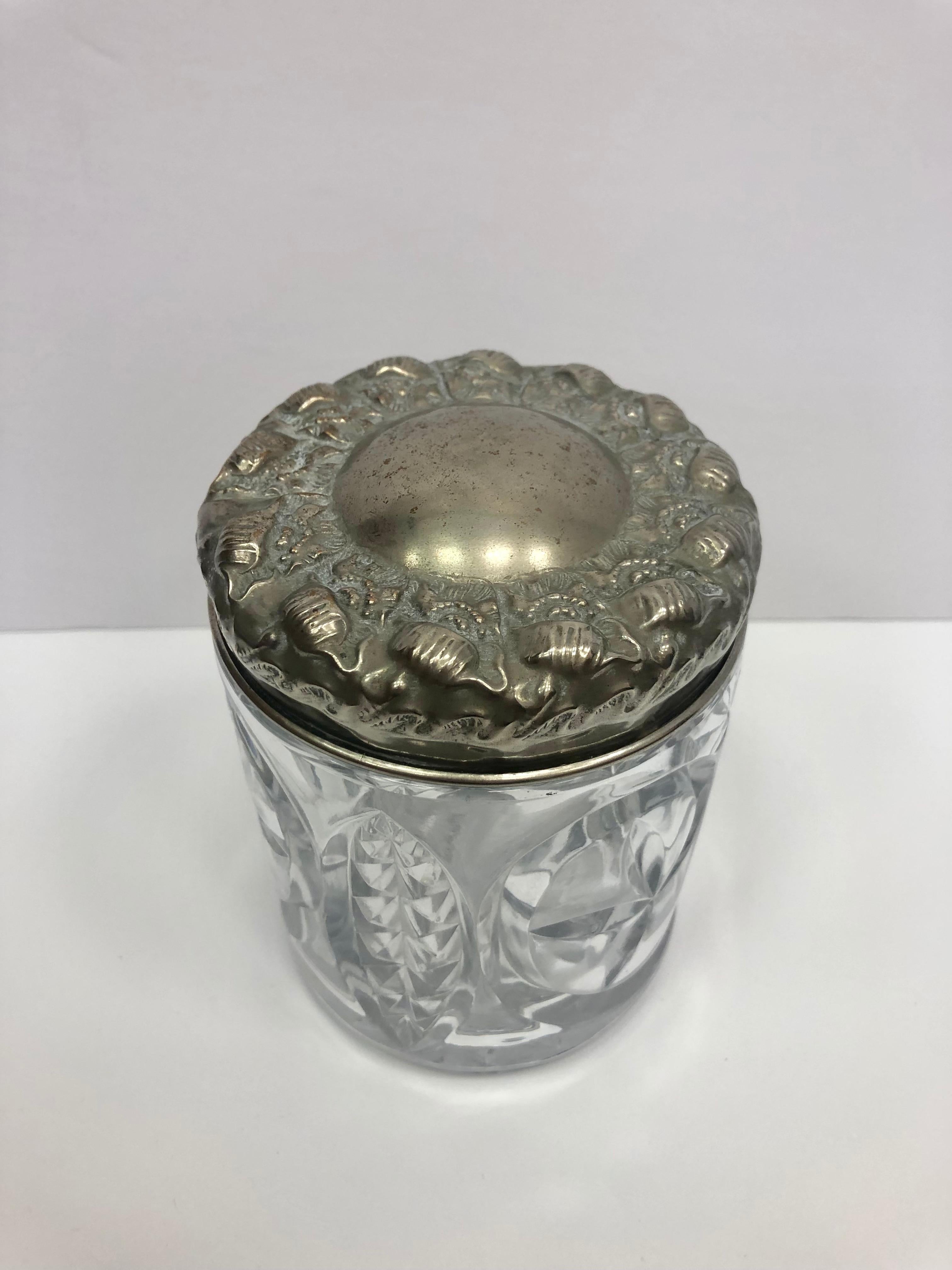 Bellissimo barattolo per biscotti in cristallo antico con coperchio decorativo in argento. Si tratta di un vaso di cristallo di buone dimensioni con un coperchio decorativo rimovibile.