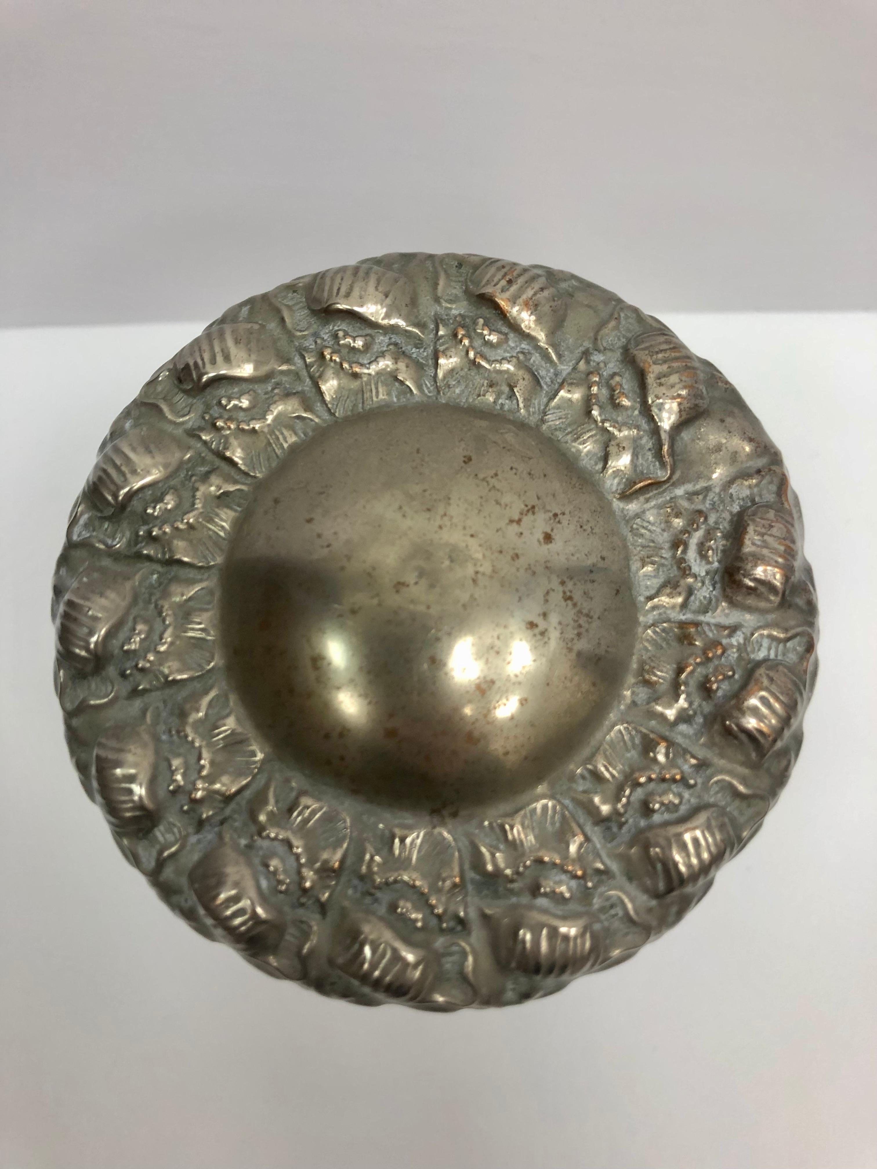 Vaso per biscotti in cristallo della fine del XIX secolo con coperchio decorativo in argento in vendita 2