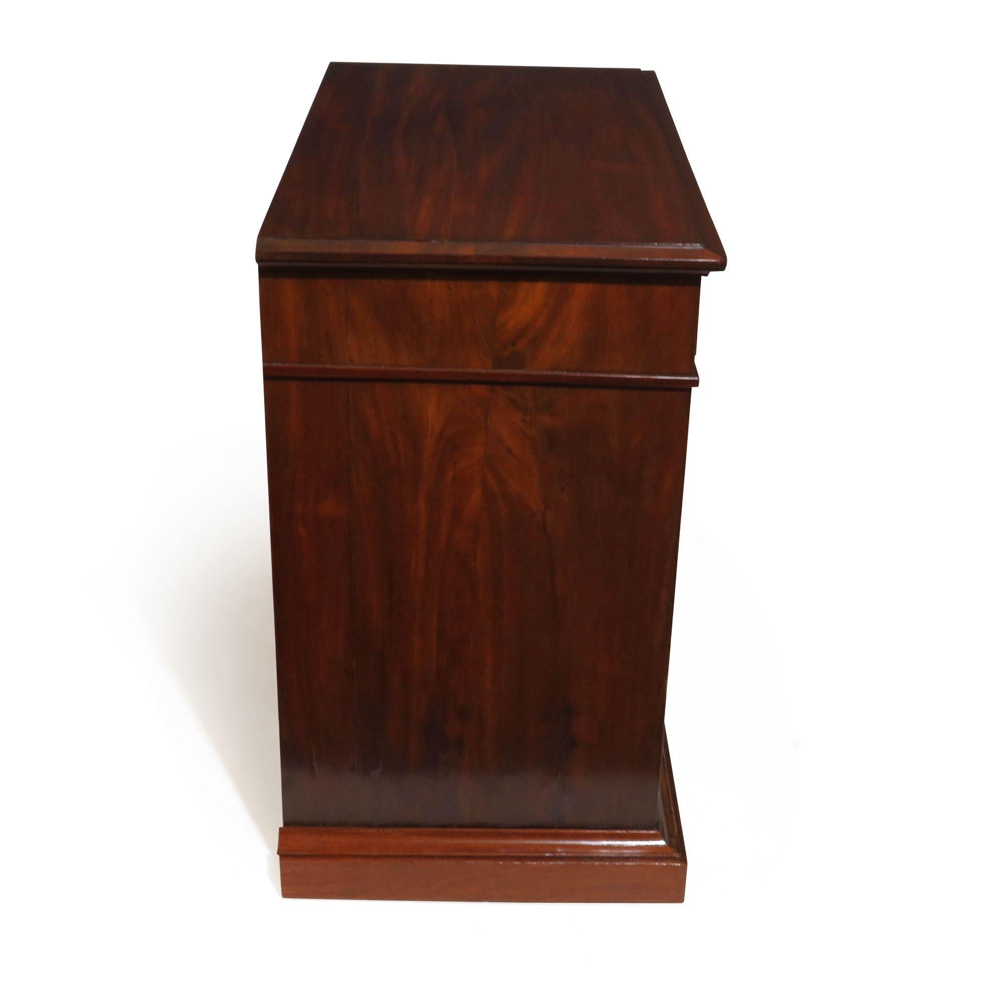 Ottone Cassettiera Biedermeier in mogano cubano della fine del XIX secolo in vendita