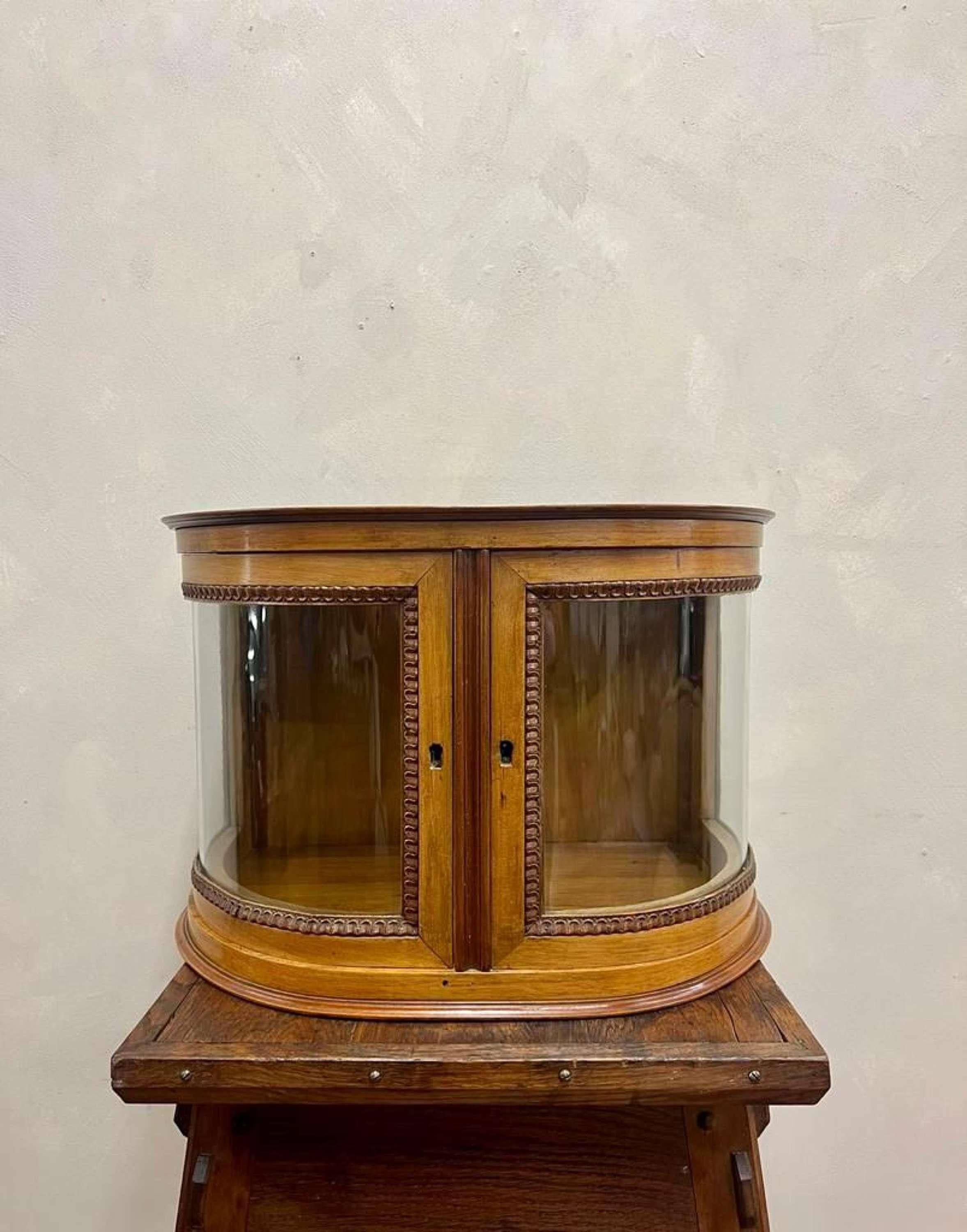 Late 19thc, curved glass, display showcase.
At one point part of a bigger, retail unit.
With carved door mouldings.
Good, clean order.
Potential to wall mount or sit atop a table.
Dimensions:W: 53.7cm (21.1