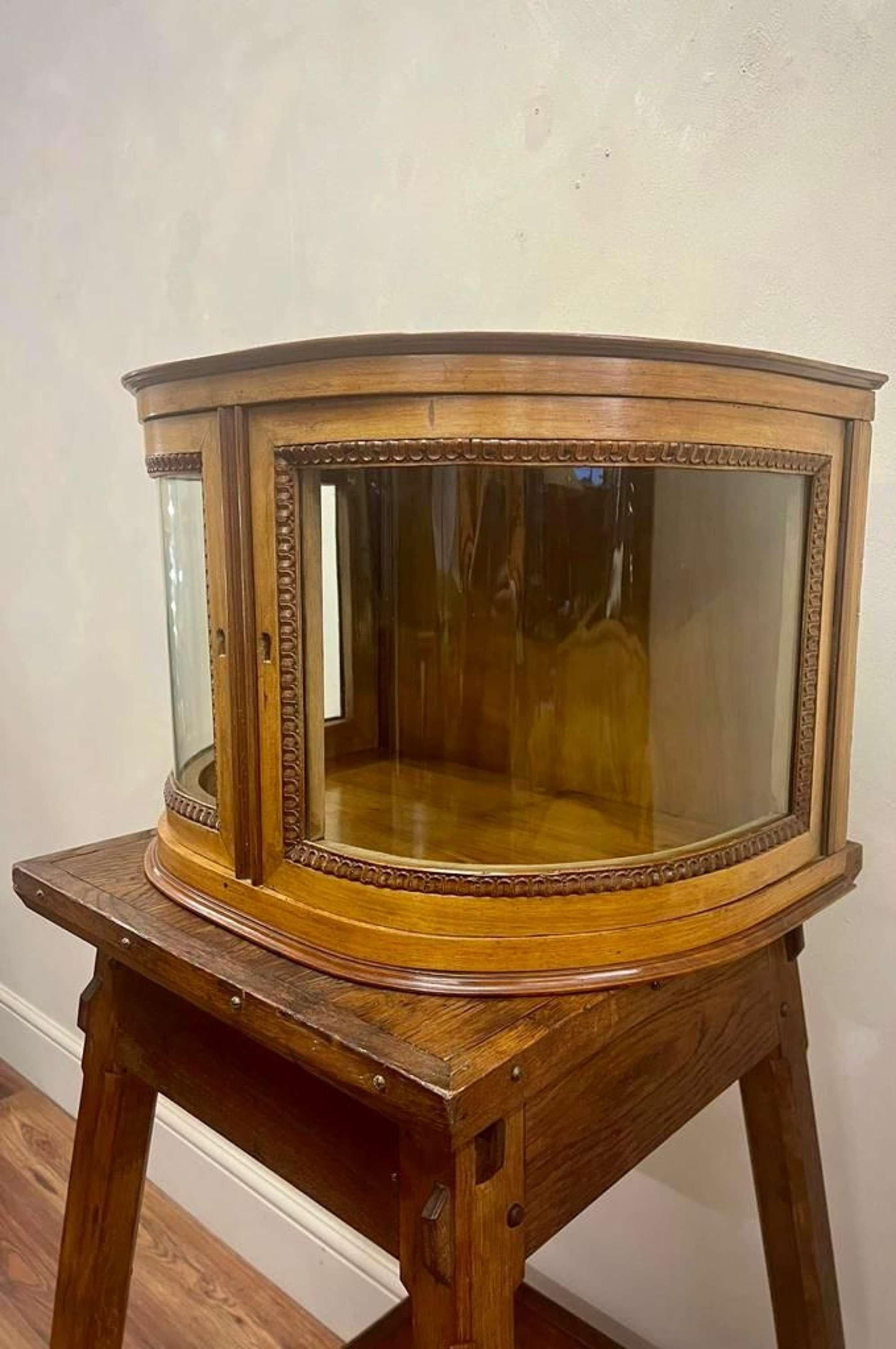 Late 19th Century Curved Glass, Display Showcase Collectors Case In Good Condition In Southampton, GB