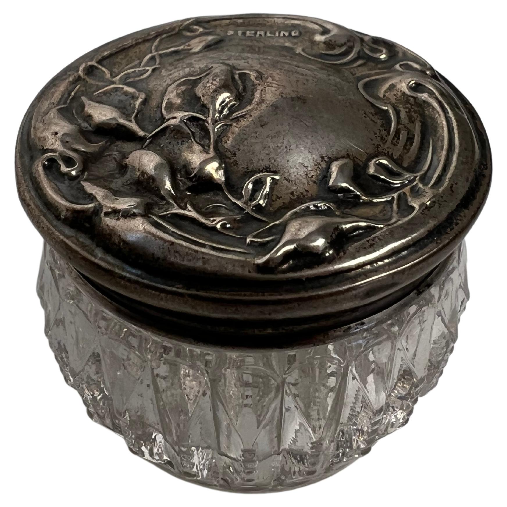 Vaso da toilette in cristallo tagliato della fine del XIX secolo con coperchio in argento massiccio