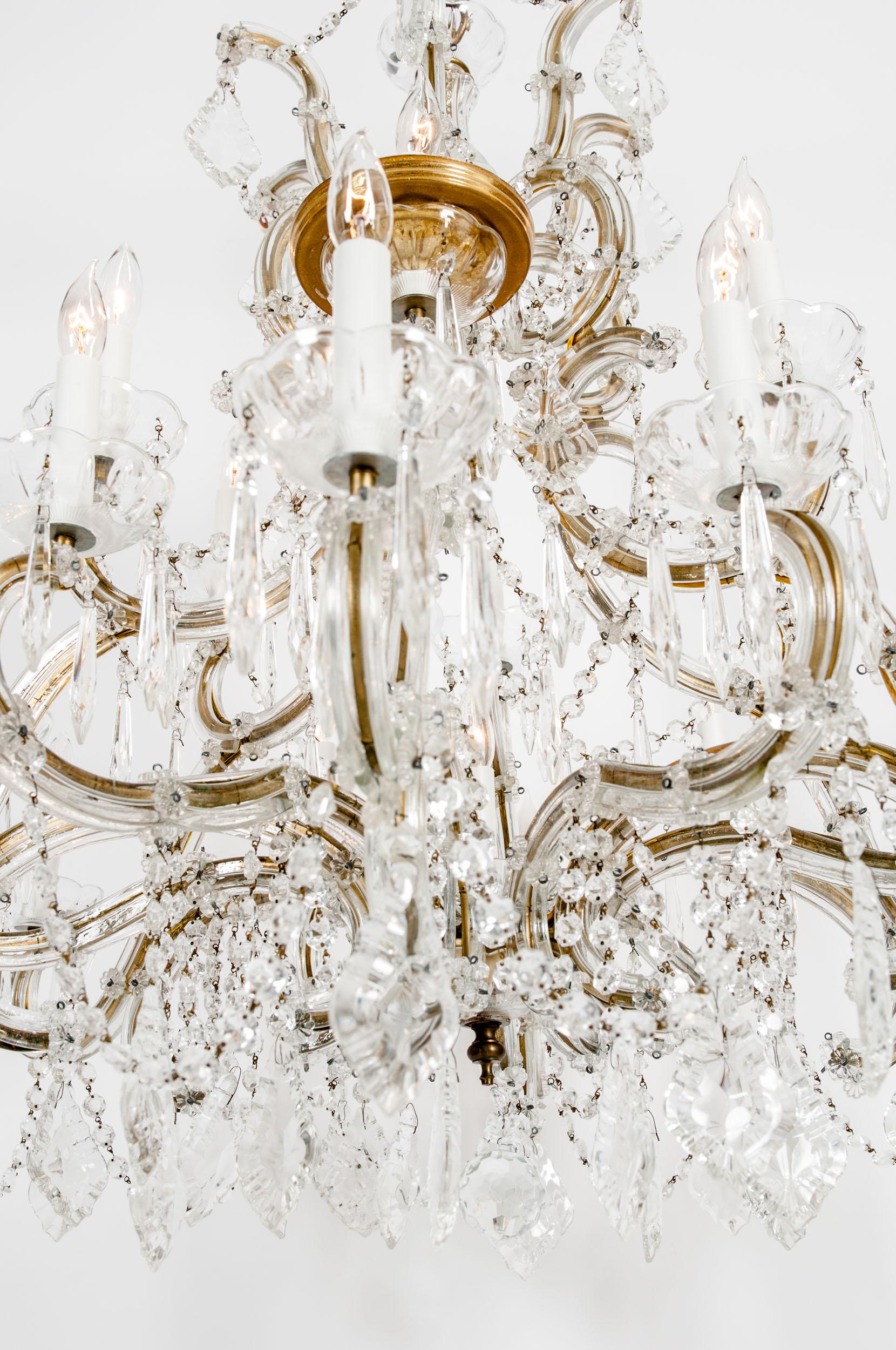 Late 19th Century Cut Crystal 18-Light Hanging Chandelier For Sale 6