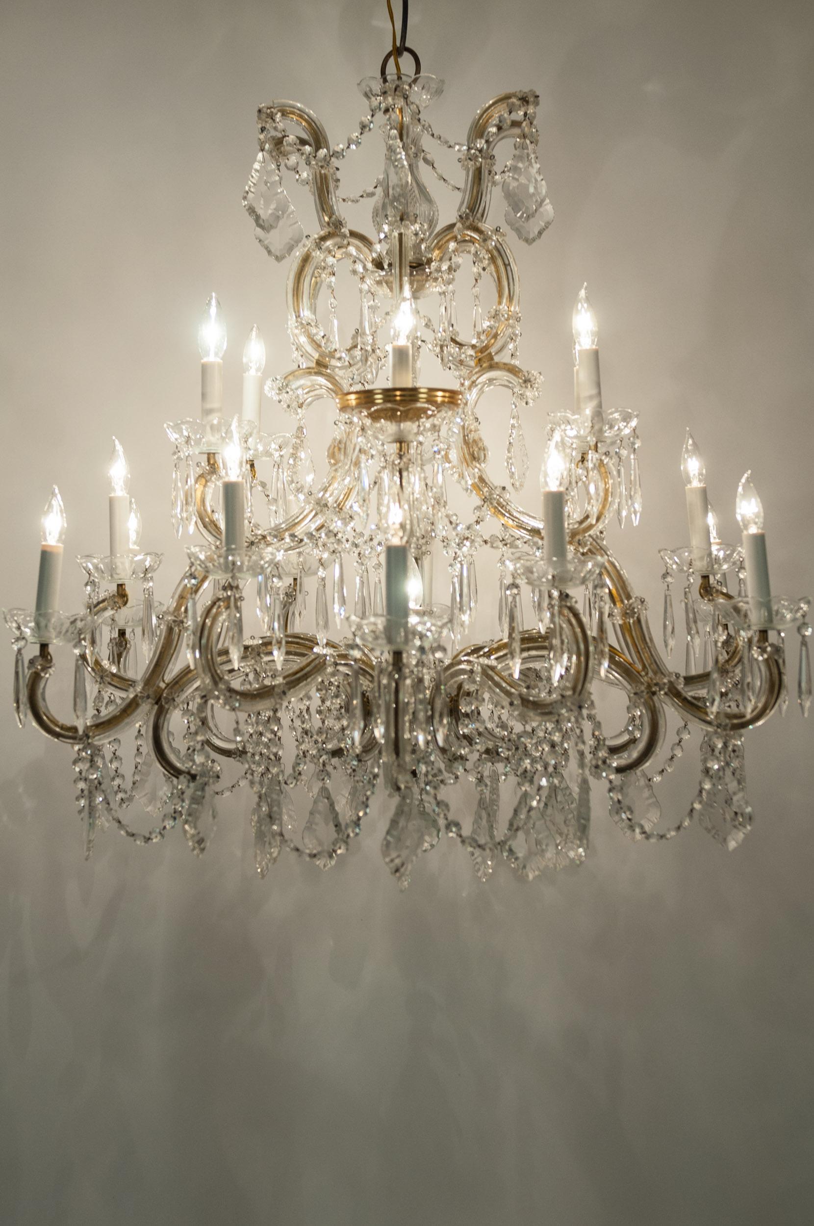 Français Lustre suspendu de 18 lumières en cristal taillé de la fin du XIXe siècle en vente