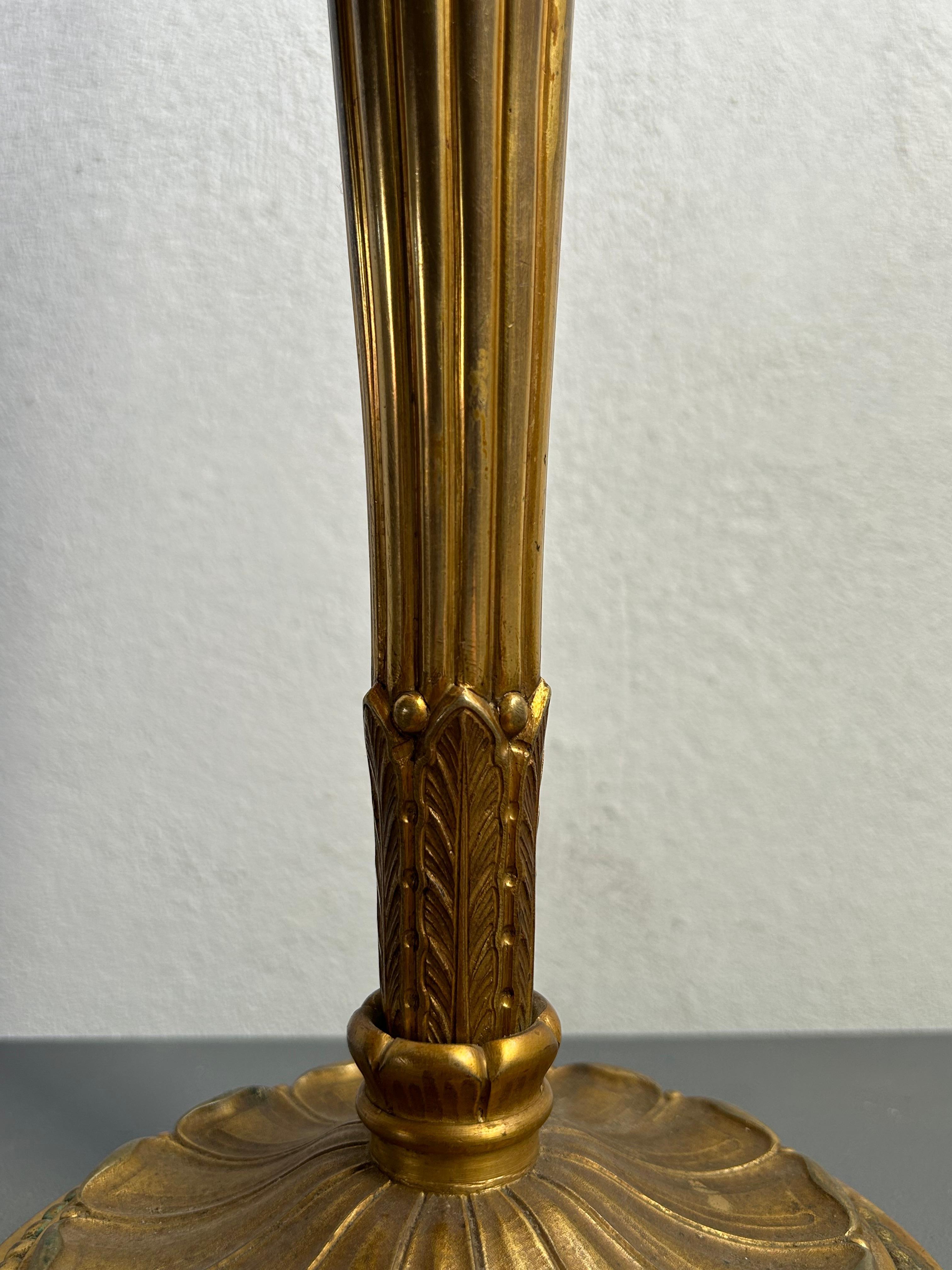 Lampe de table fabriquée par un artiste danois à la fin du XIXe siècle, dans le style classique de Pompéi, avec des références évidentes au néoclassicisme et à Pompéi.
La lampe est fabriquée en bronze doré au Danemark dans les années 1880 par un