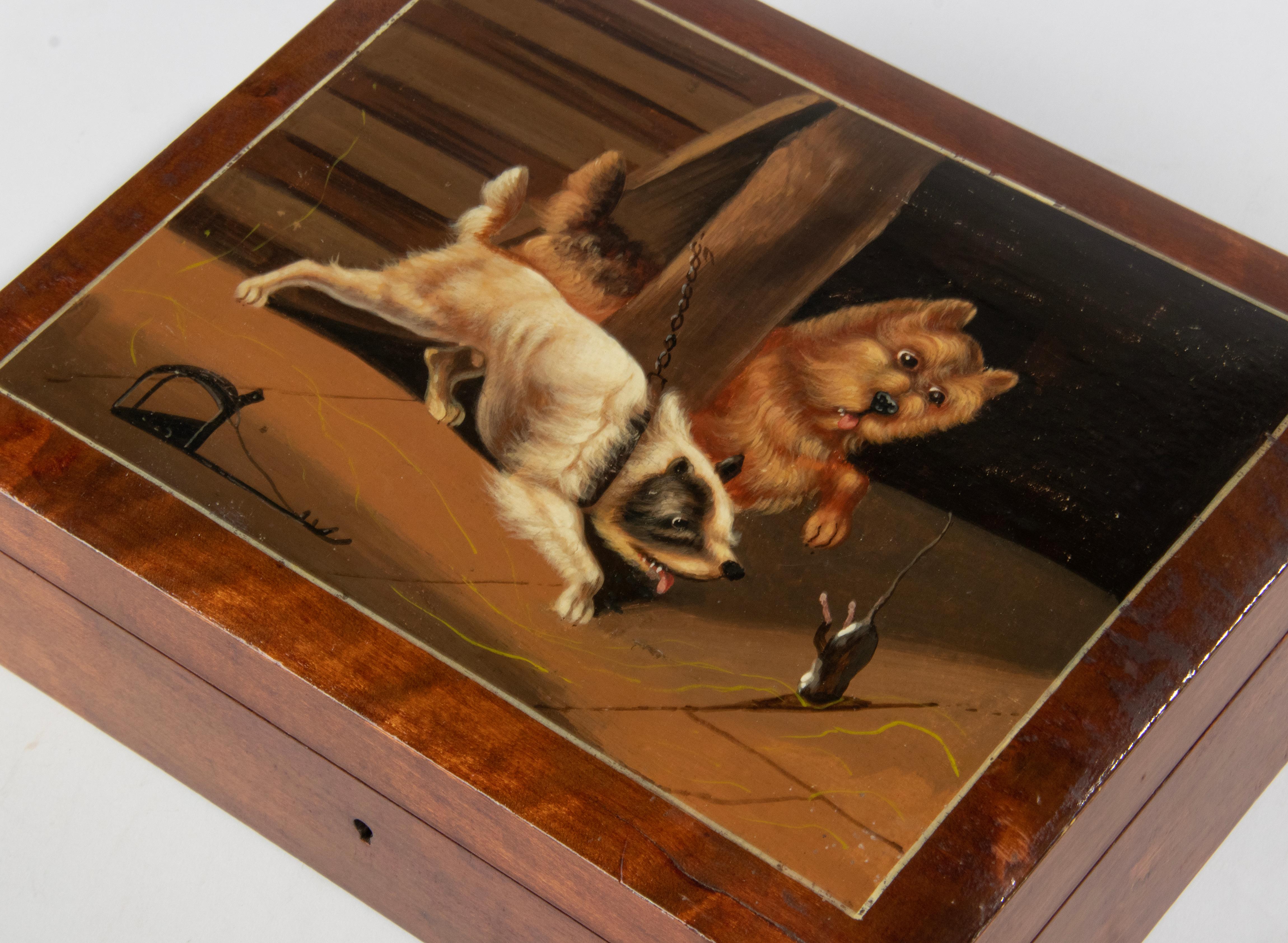 Boîte décorative de la fin du 19e siècle avec couvercle peint d'un chien en vente 1
