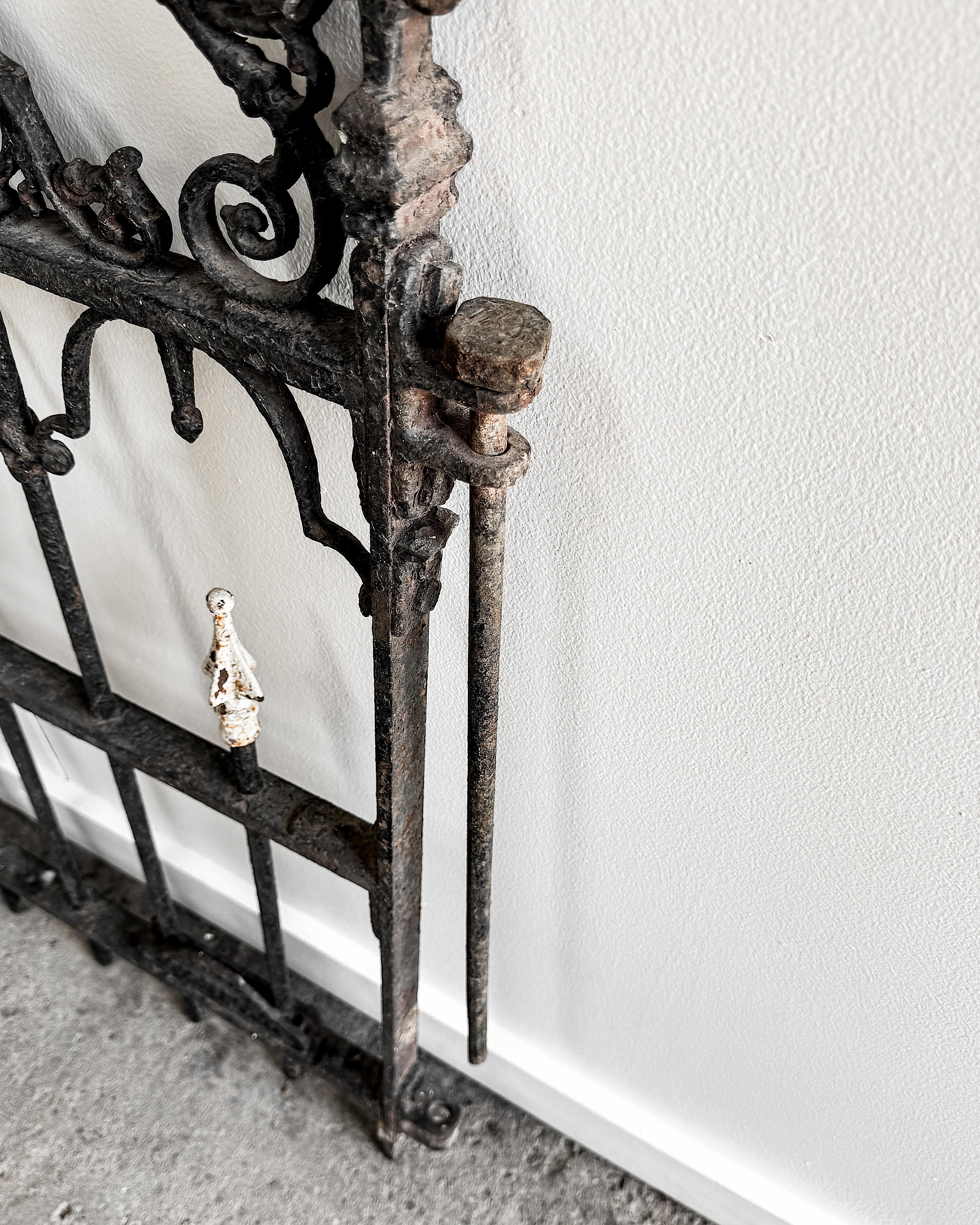 Late 19th Century Decorative Cast Iron Garden Gate For Sale 5