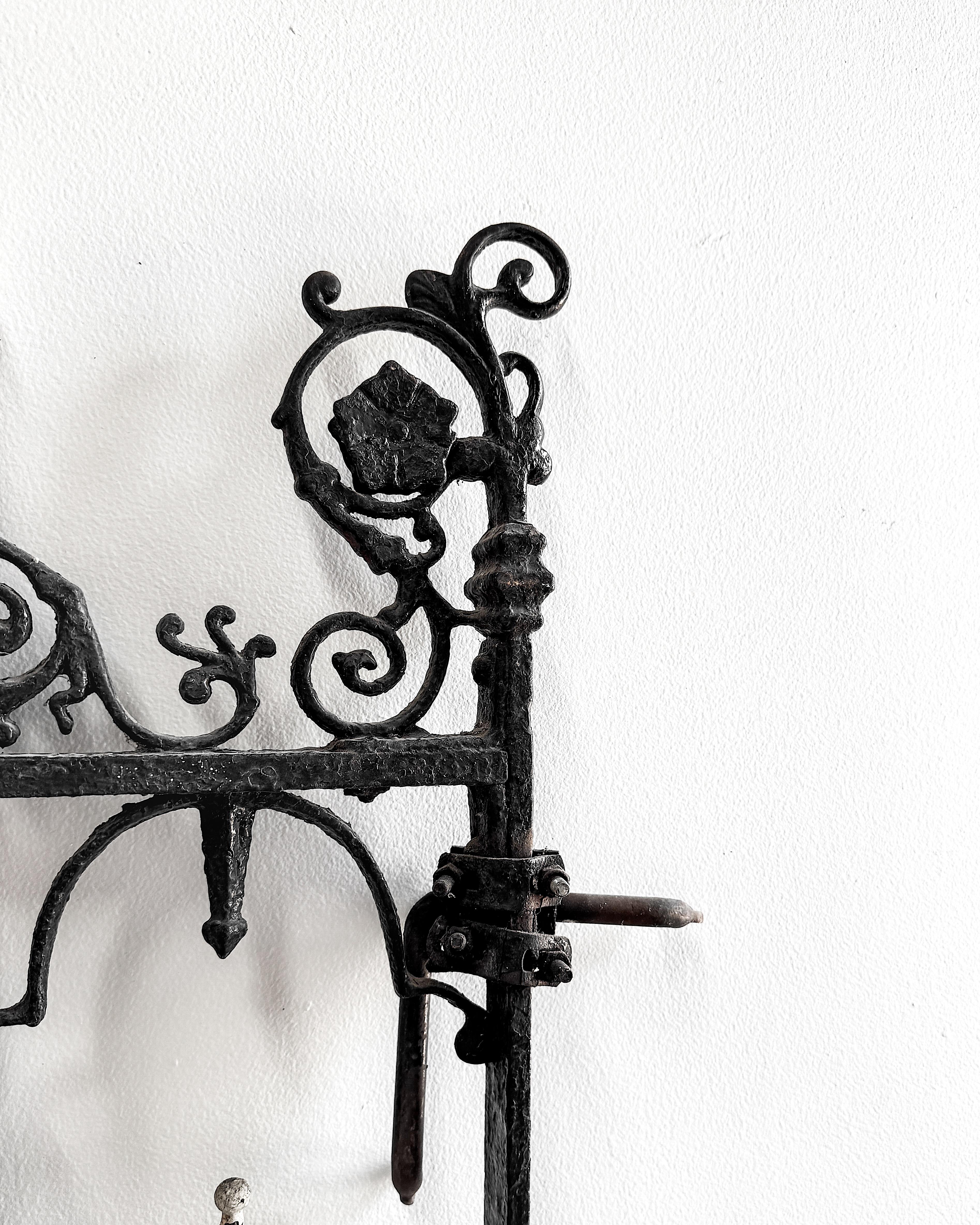 Late 19th Century Decorative Cast Iron Garden Gate For Sale 12