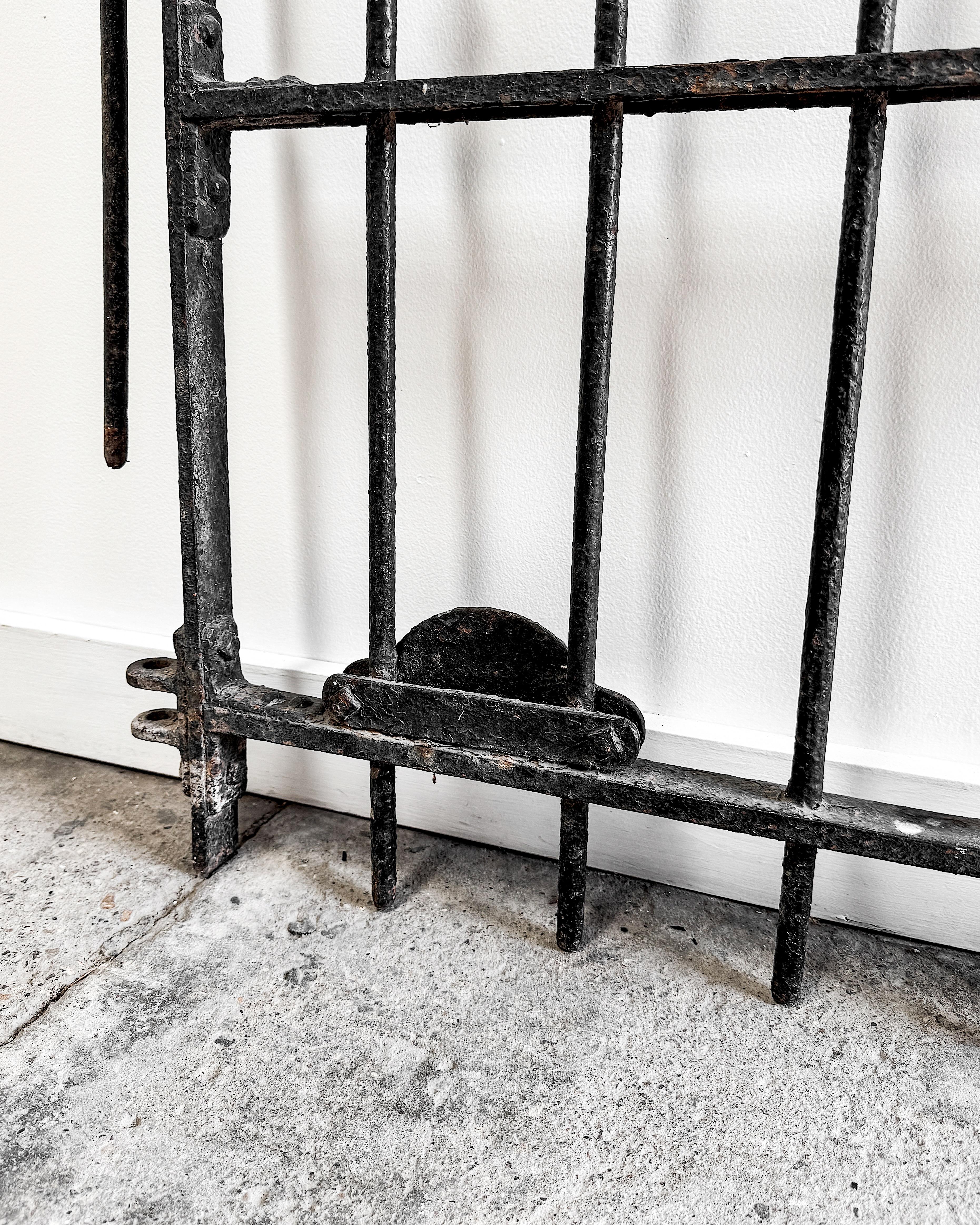 Late 19th Century Decorative Cast Iron Garden Gate For Sale 13