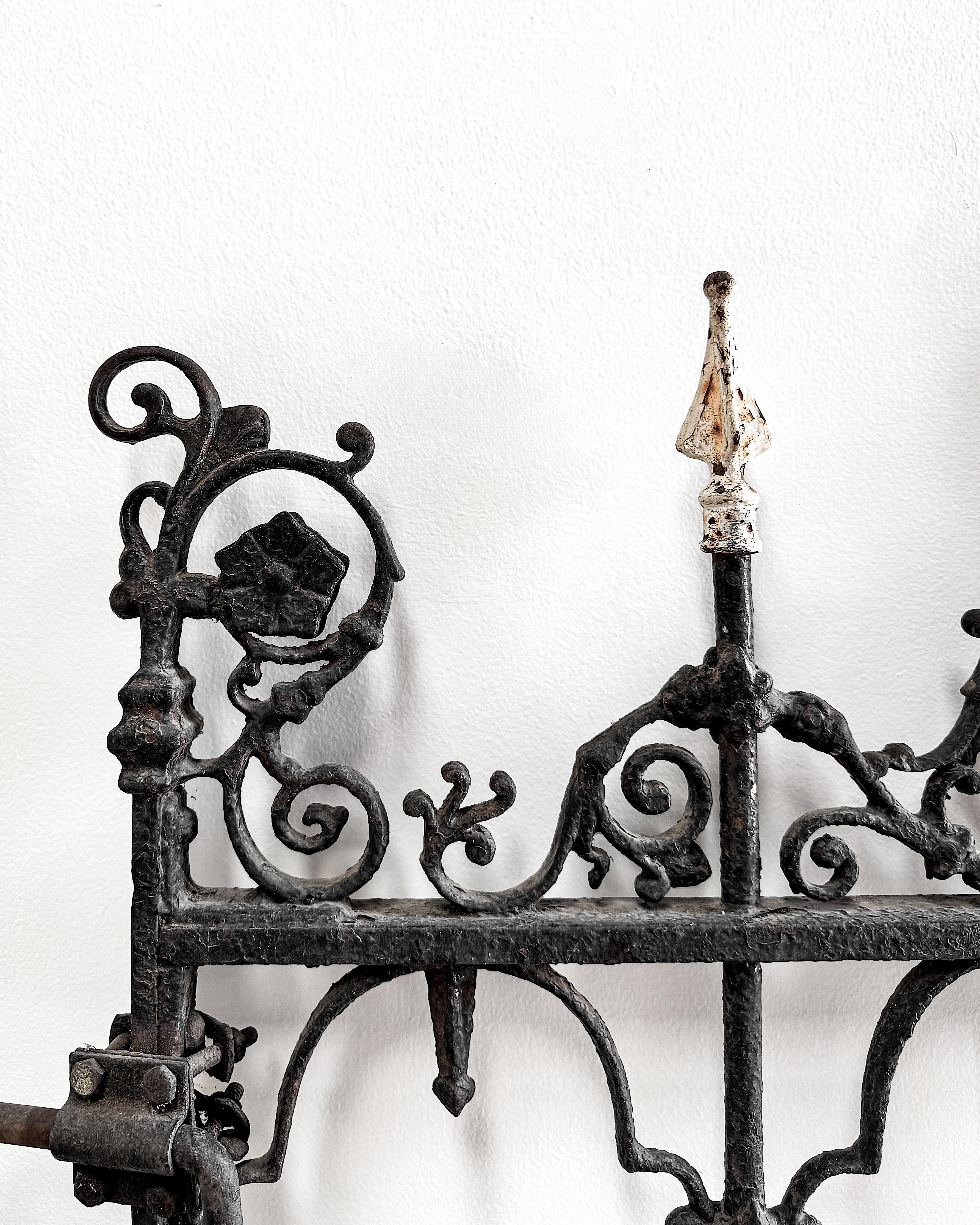Late 19th Century Decorative Cast Iron Garden Gate In Good Condition For Sale In Mckinney, TX