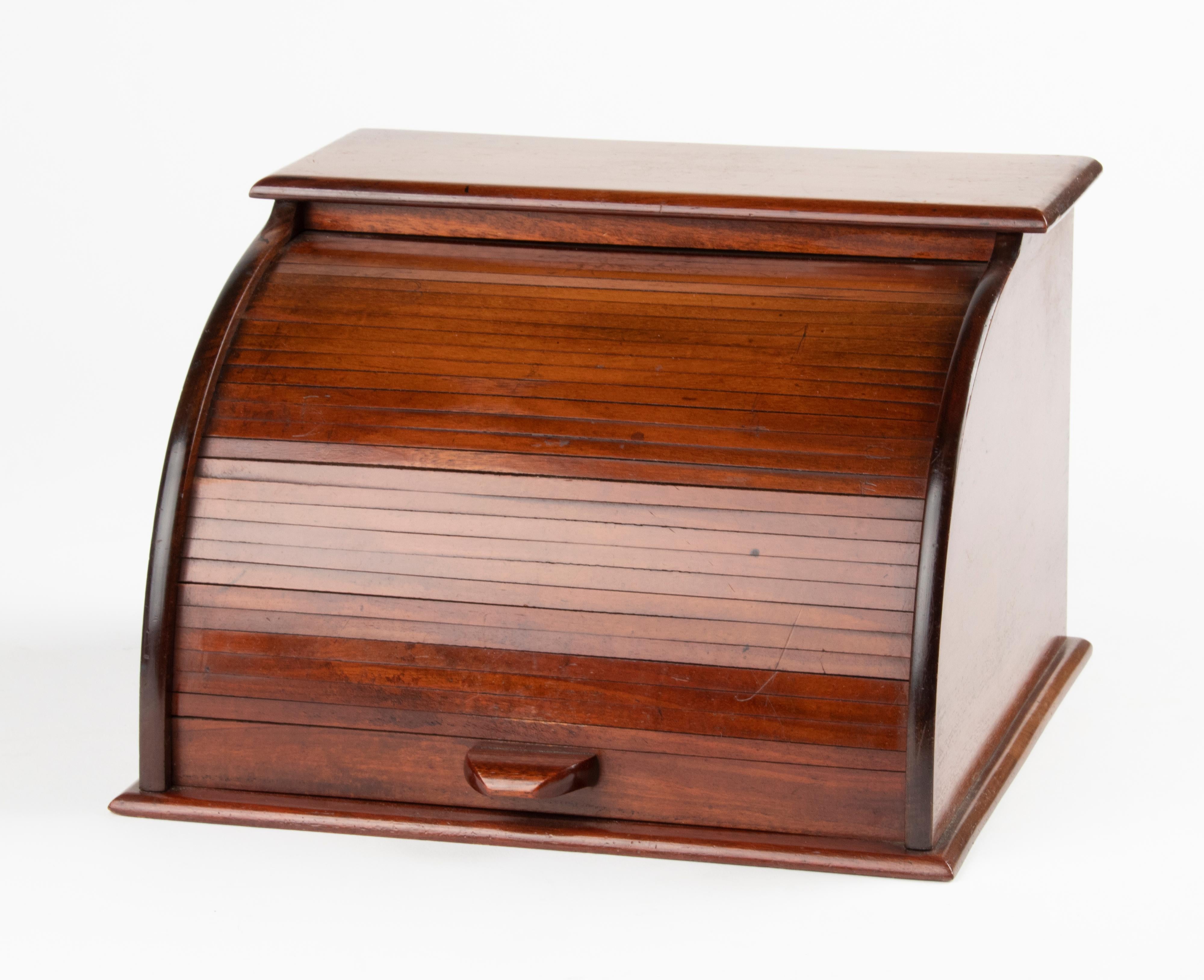 Belle boîte ancienne pour lettres / documents avec une porte à volet roulant. La boîte est en bois. En bon état, la porte à tambour s'ouvre en douceur. Fabriqué en France, vers 1880-1890.