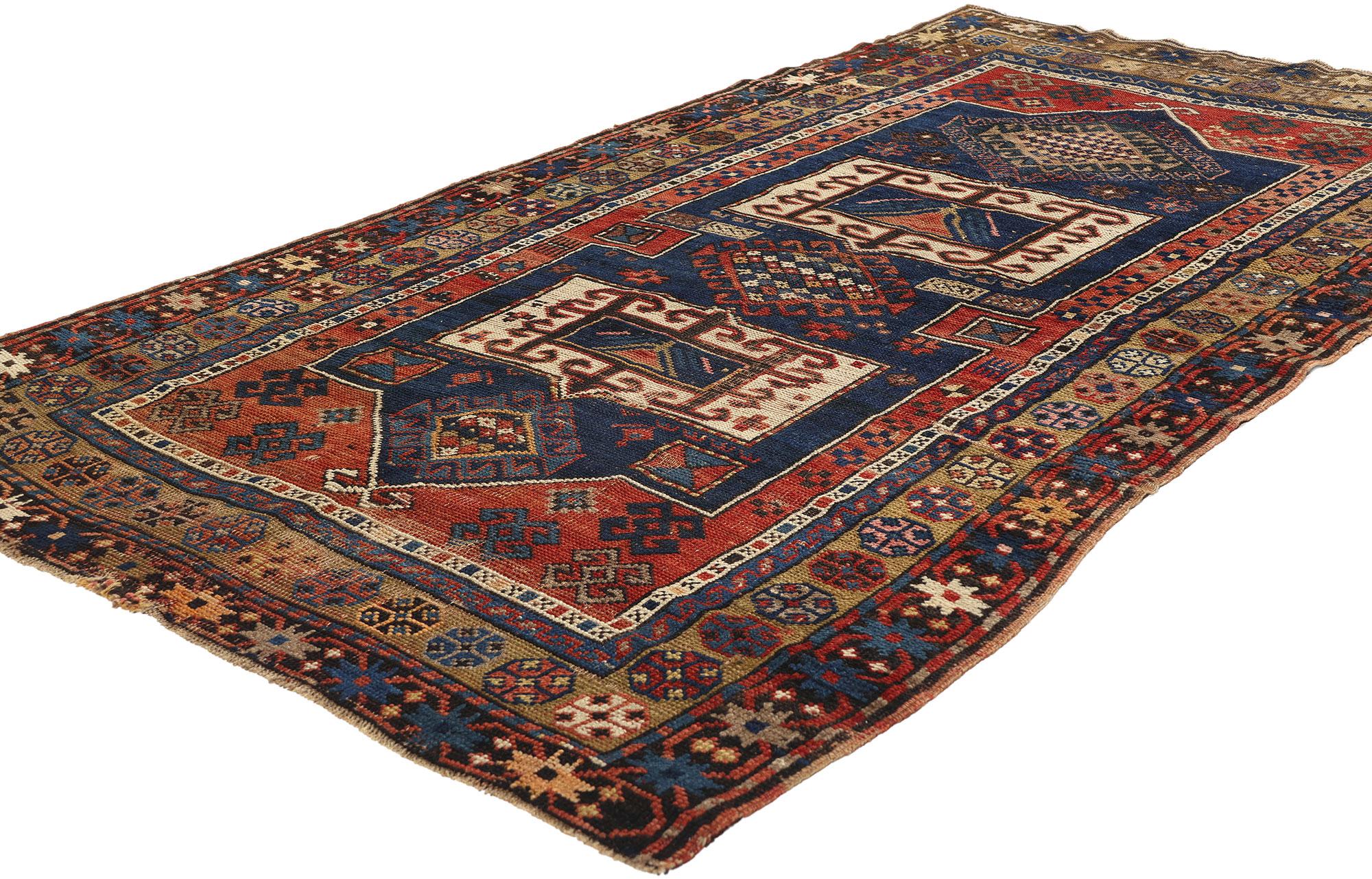 78786 Tapis ancien Caucasien Kazak, 03'09 x 06'03. Originaires de la région du Caucase et profondément enracinés dans la culture kazakhe, les tapis kazakhes du Caucase incarnent un héritage d'art méticuleux tissé à la main. Réputés pour leurs
