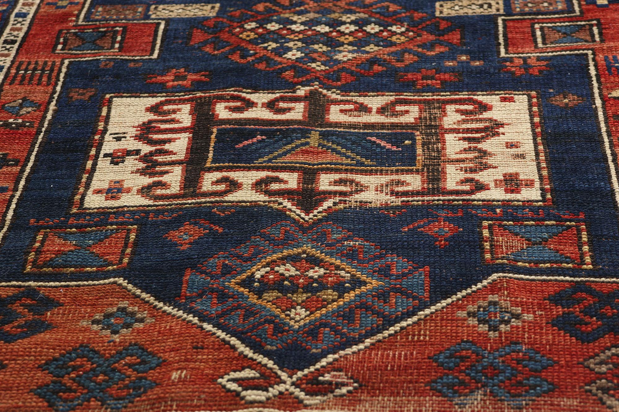 Noué à la main Tapis tribal Kazak du Caucase de la fin du 19e siècle, ancien et vieilli en vente