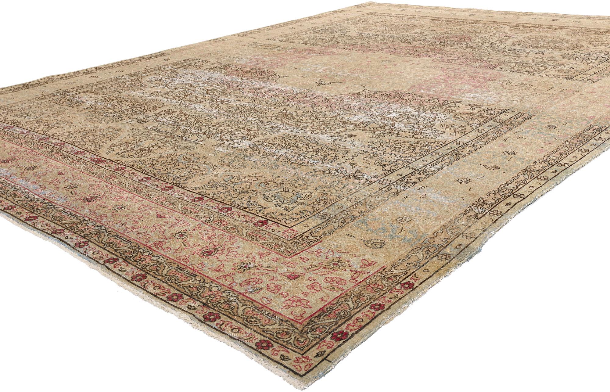 72742 Tappeto antico persiano Kermanshah, 09'05 x 13'02. Questo tappeto persiano Kermanshah in lana, annodato a mano e risalente alla fine del XIX secolo, emana un fascino storico e una bellezza senza tempo, grazie all'aspetto anticato e sbiadito