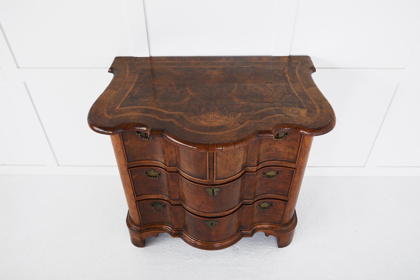 Late 19th Century Dutch burr walnut serpentine feather banded commode of small proportion. Having a nice colour, original handles and stands on shaped and curved bracket feet.
Dimensions:
H 75cm x W 87cm x D 58cm
H 29¾