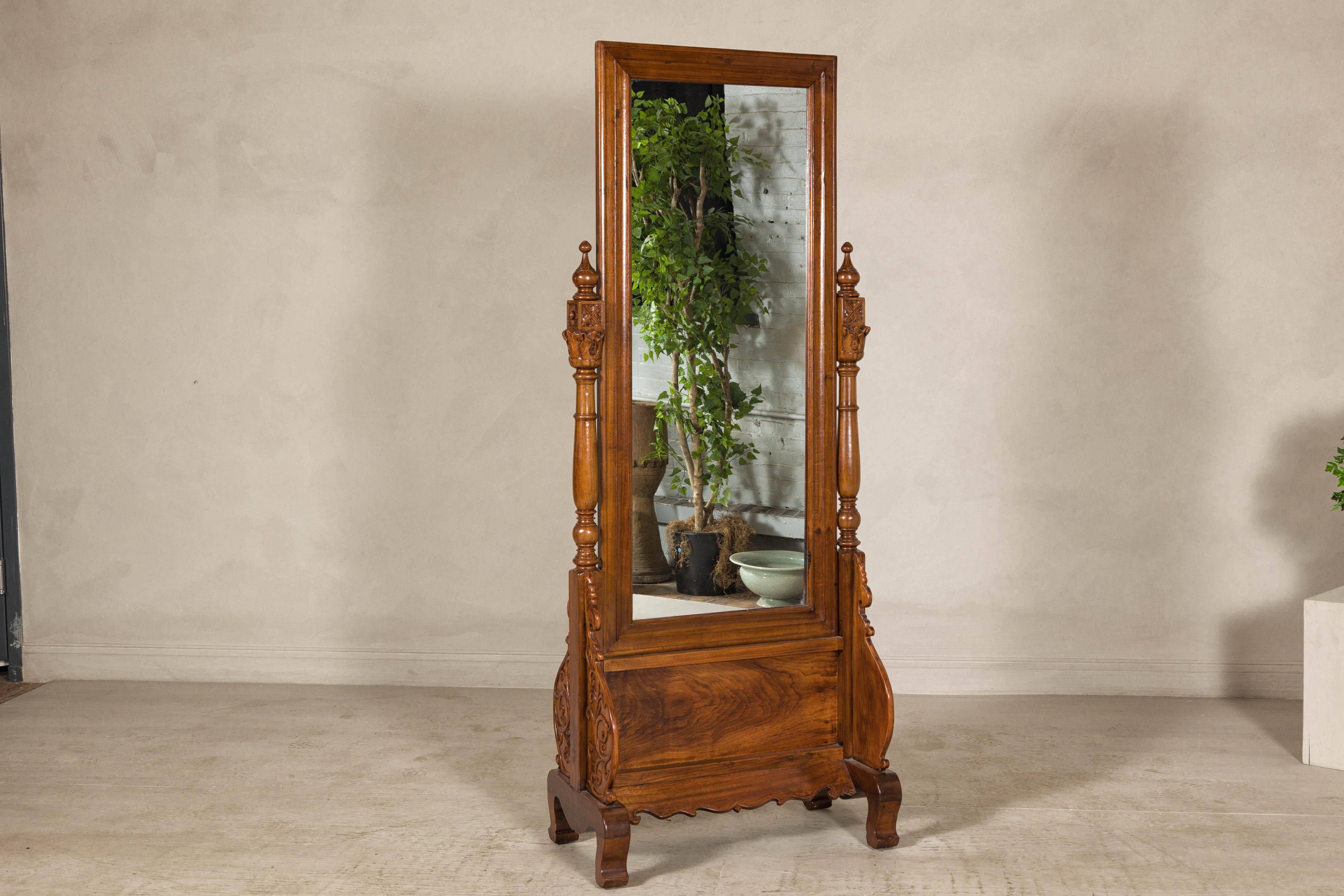 Questo antico specchio chevale Dutch Coloni, realizzato in legno massiccio, emana un'eleganza senza tempo grazie ai suoi dettagli intagliati e alla sua presenza imponente. Risalente alla fine del XIX secolo, lo specchio mostra una squisita maestria