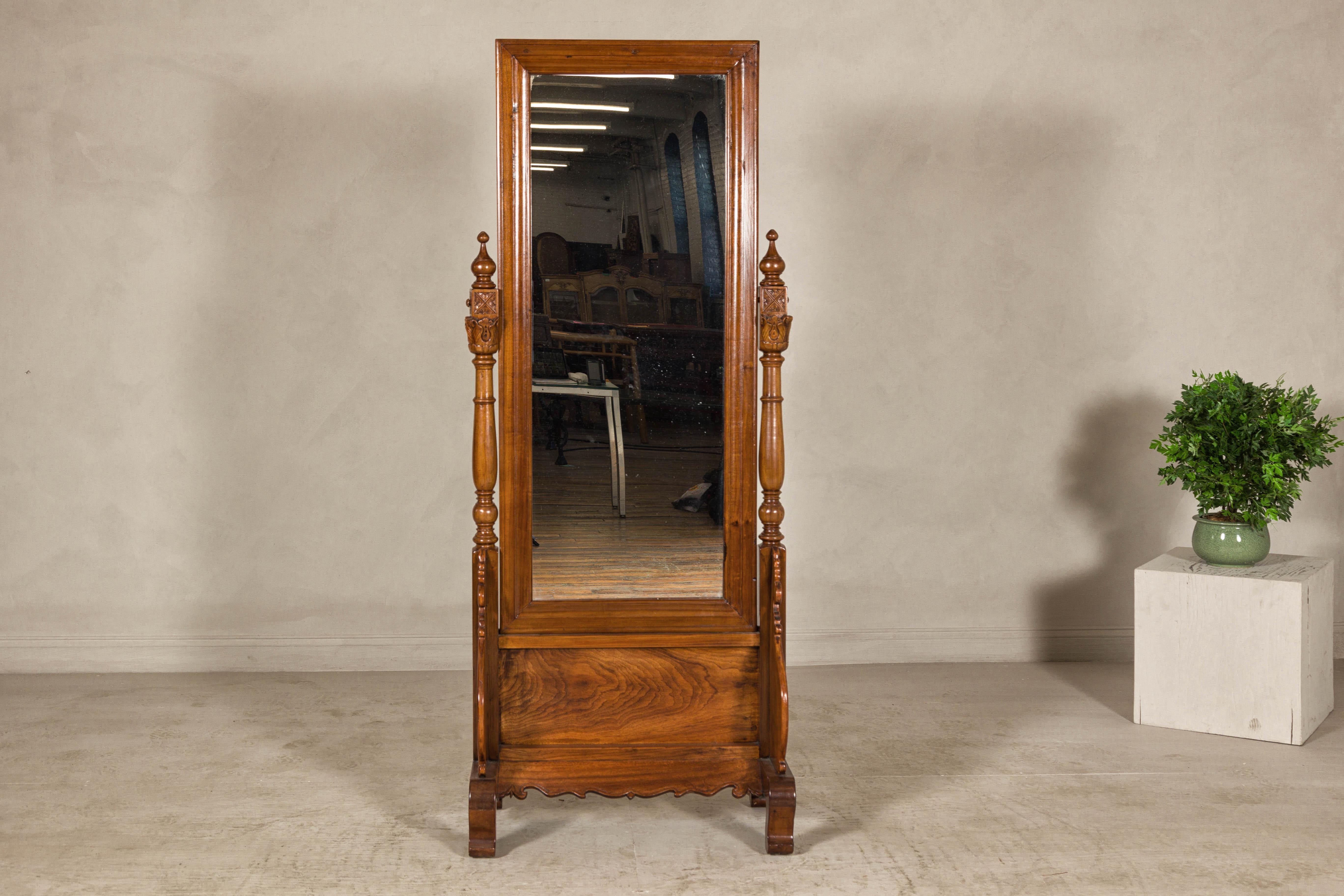 Coloniale olandese Specchio chevale in legno duro di Coloni olandese della fine del XIX secolo con dettagli intagliati in vendita