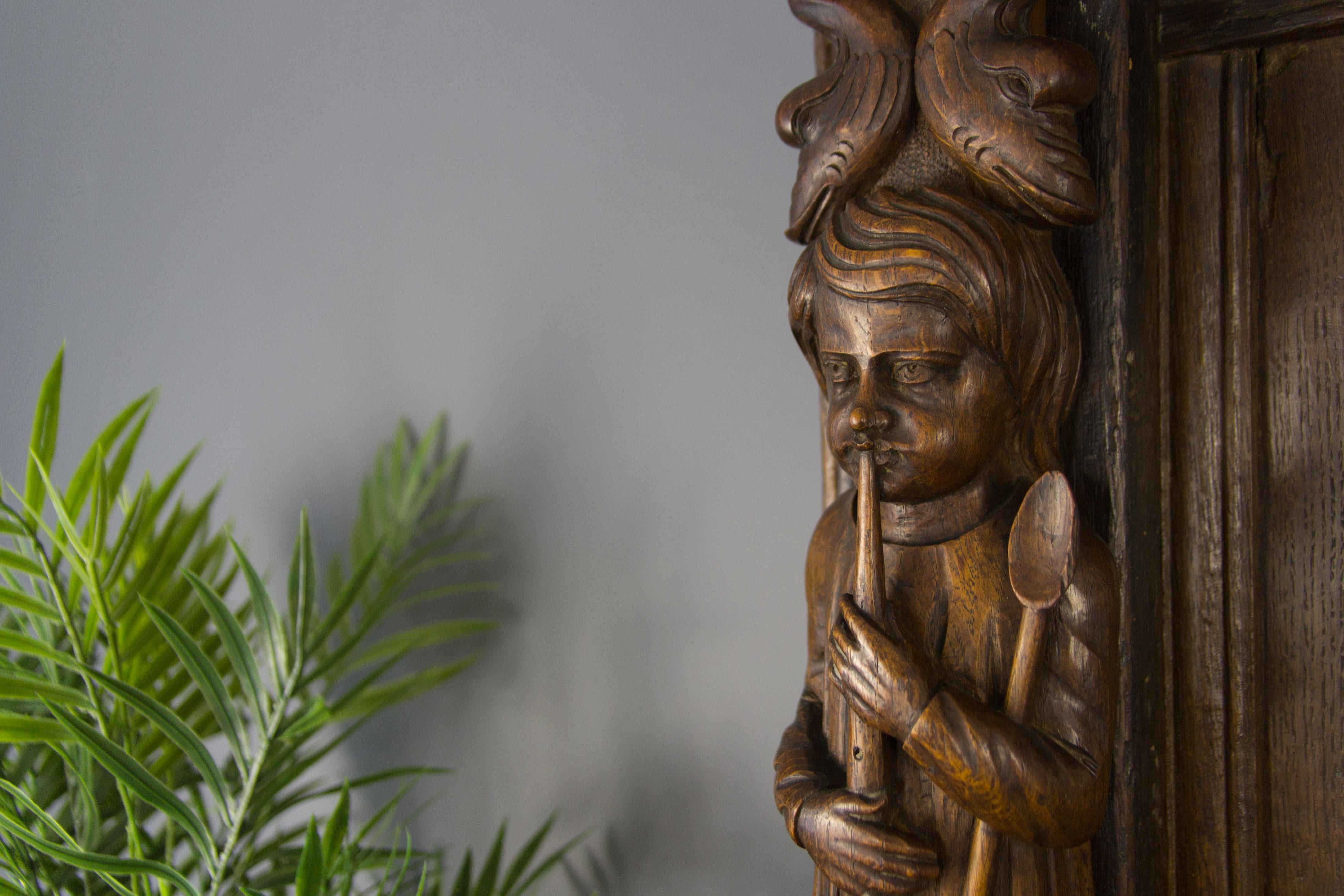 Hand carved of solid oak, this antique wall rack features two figures of musicians, has one brass hook and one brass bar. Probably it was used as a kitchen towel rack.
Dimensions: height 48 cm / 18.89 in; width 78 cm / 30.7 in; depth 11 cm / 4.33