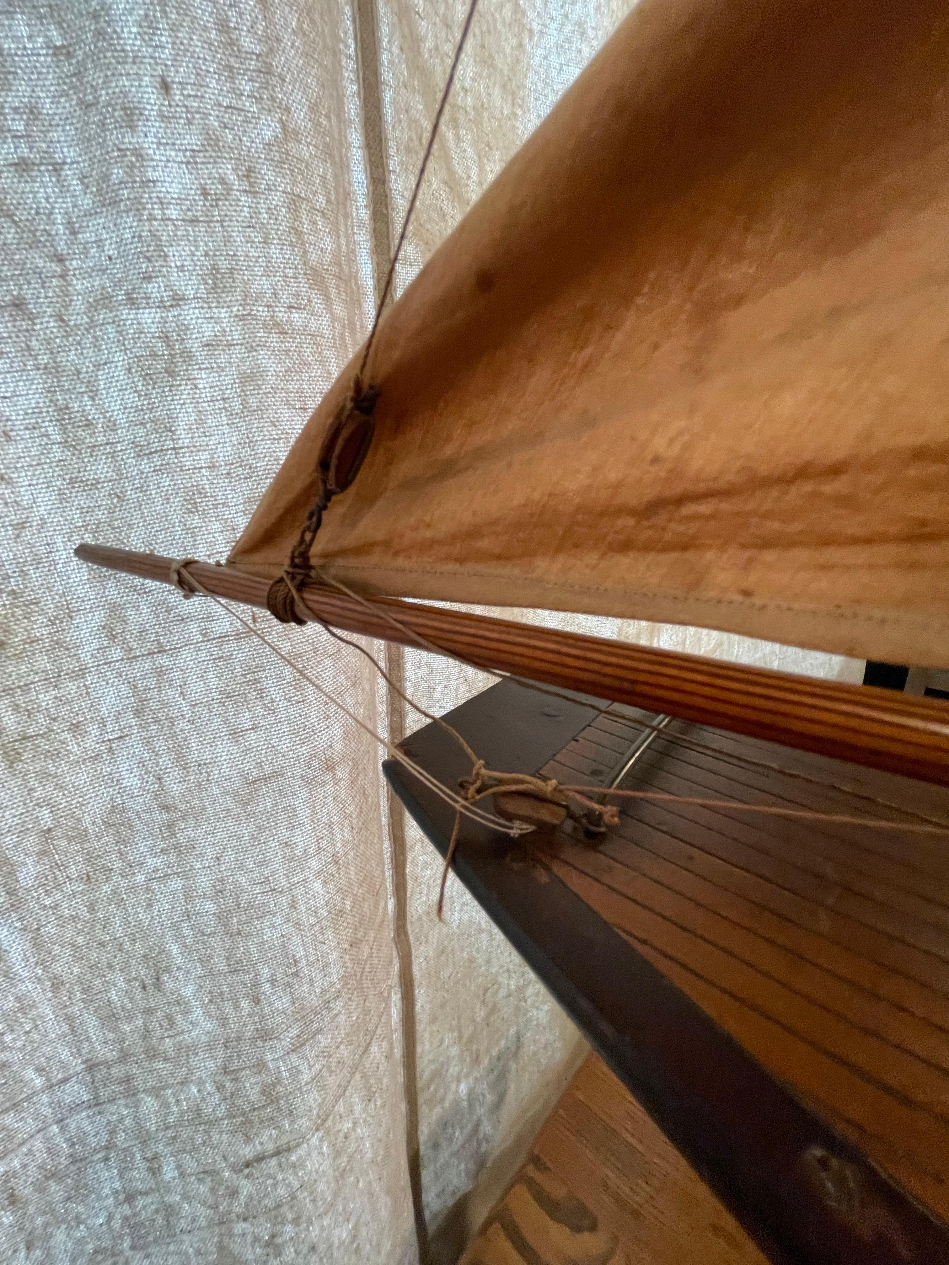 Fin du 19e siècle, maquette de bateau-chat hollandaise faite à la main avec son Stand d'origine en vente 3