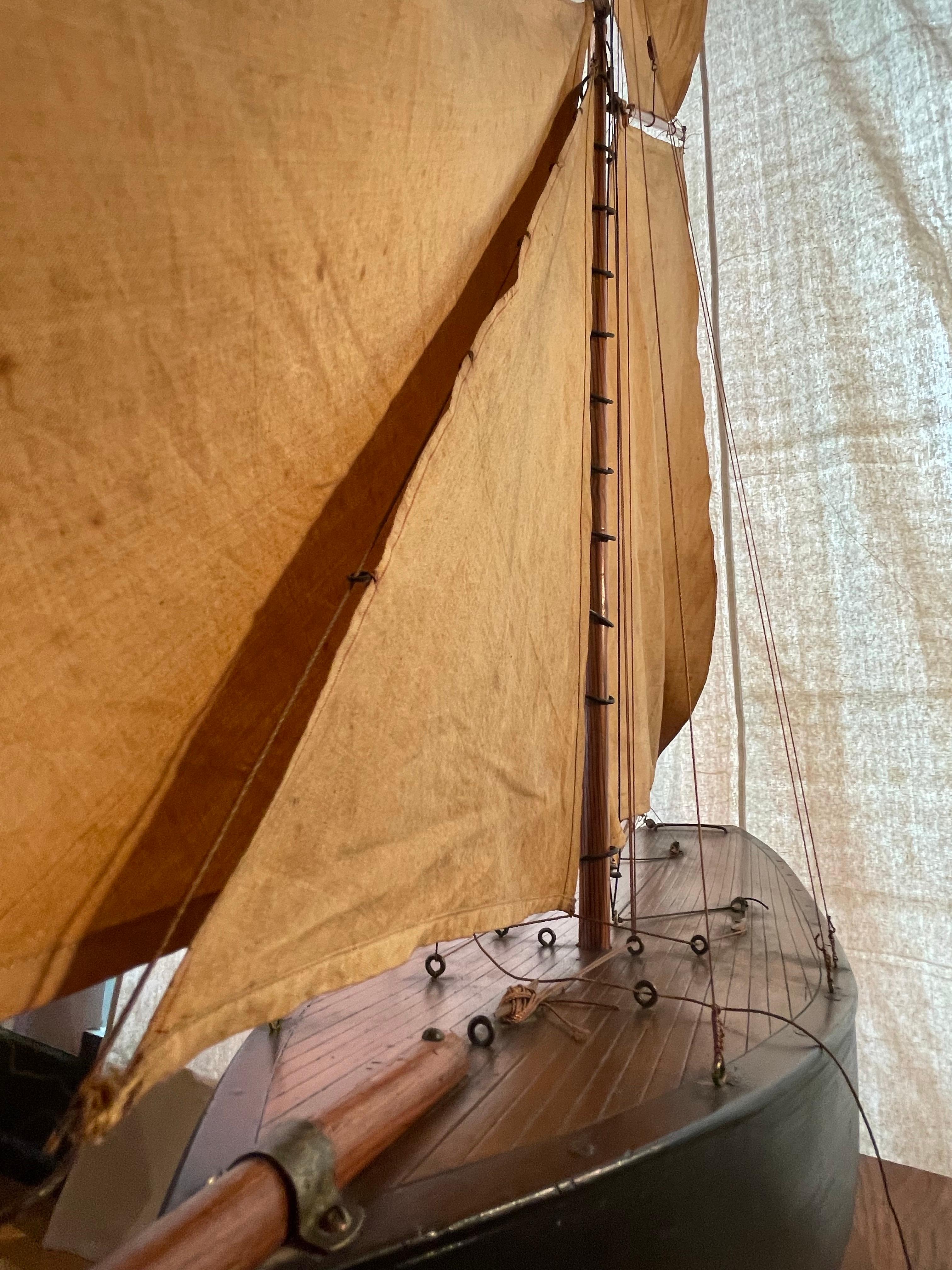 Fin du 19e siècle, maquette de bateau-chat hollandaise faite à la main avec son Stand d'origine en vente 4