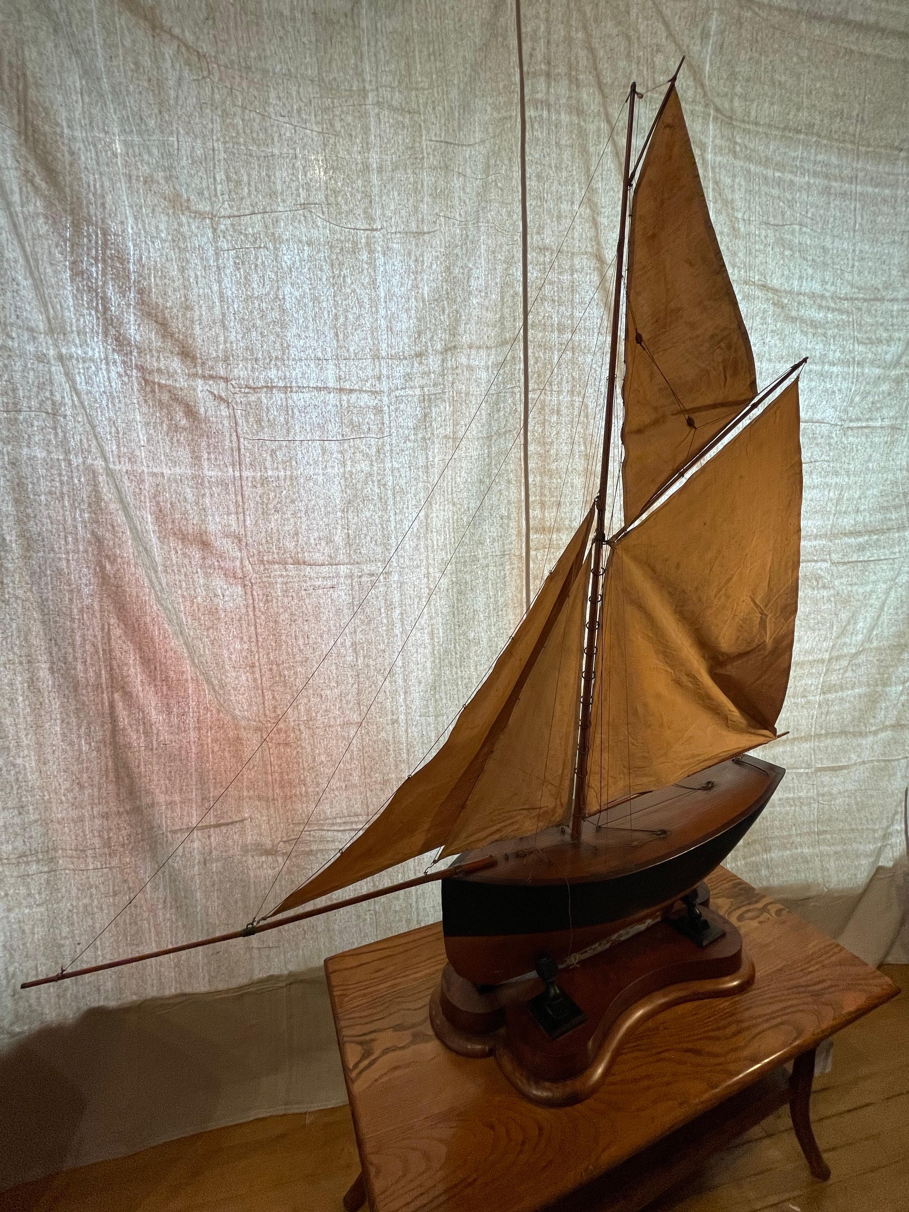 Fin du 19e siècle, maquette de bateau-chat hollandaise faite à la main avec son Stand d'origine en vente 6