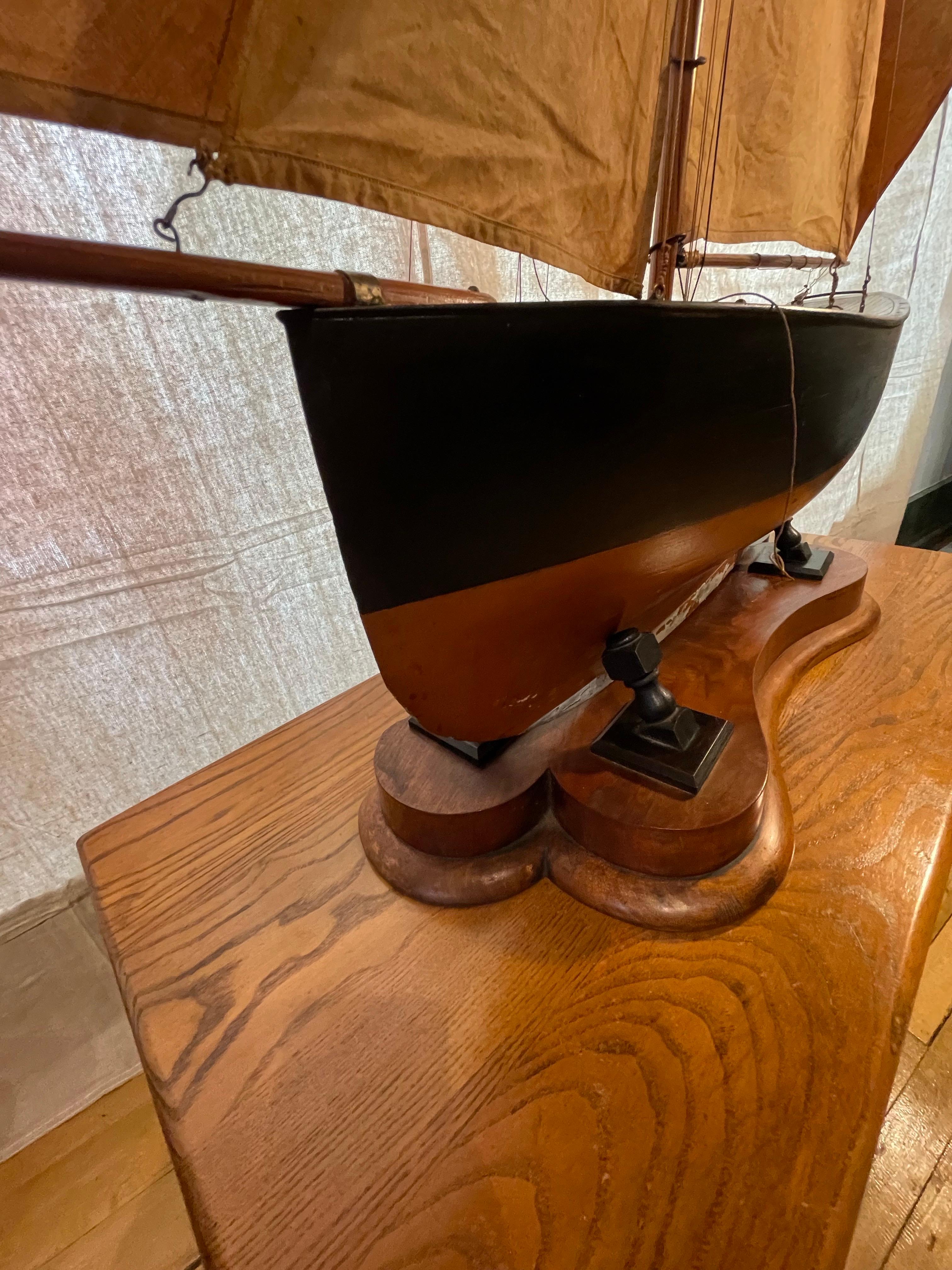 Fin du 19e siècle, maquette de bateau-chat hollandaise faite à la main avec son Stand d'origine en vente 7