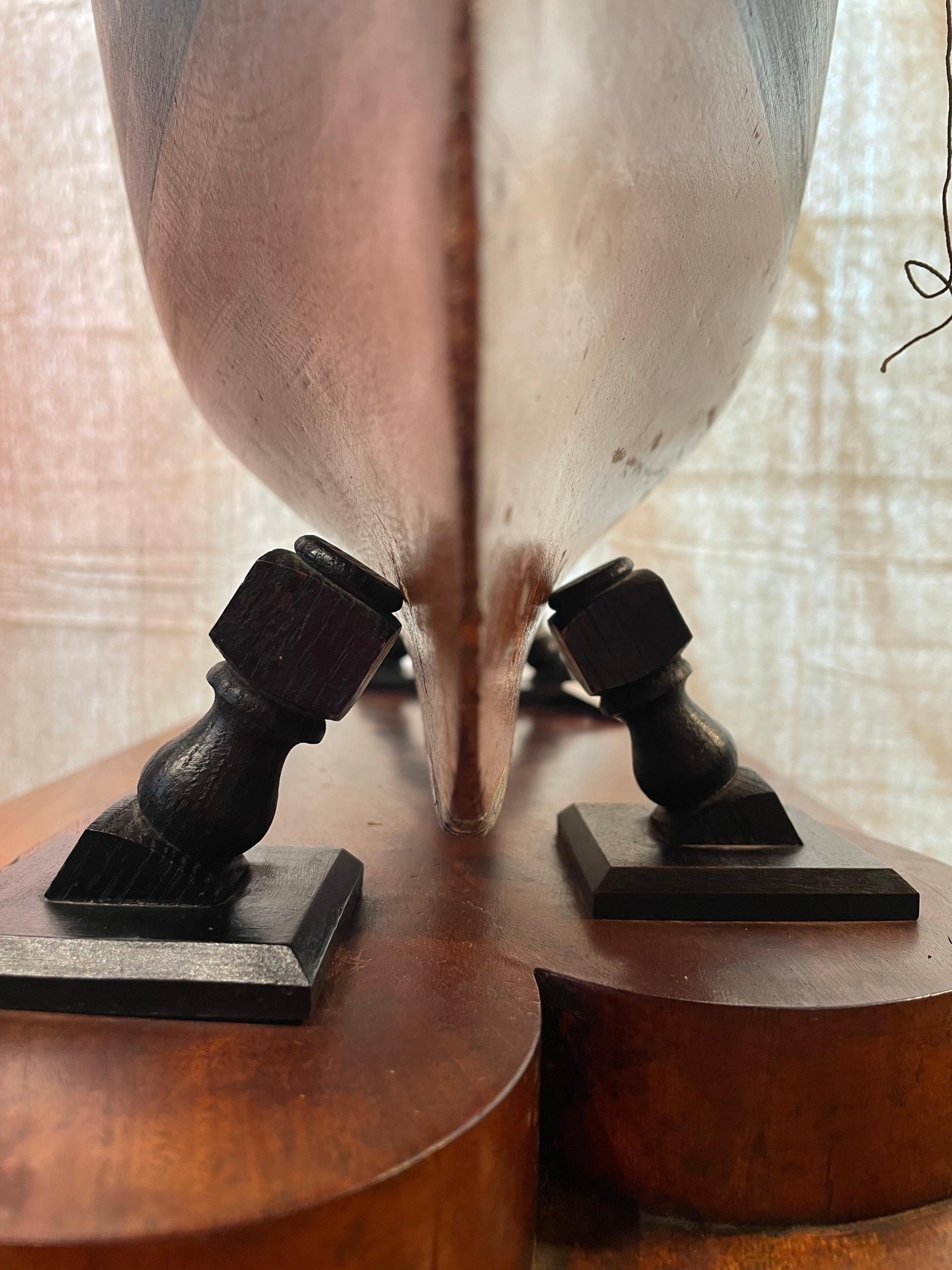Exceptionnel modèle artisanal hollandais de la fin du XIXe siècle d'un catboat gréé en gaffe, qui a conservé toutes ses caractéristiques d'origine, y compris sa voile en coton, sa coque en bois peint, son gréement attaché à la main et son socle de