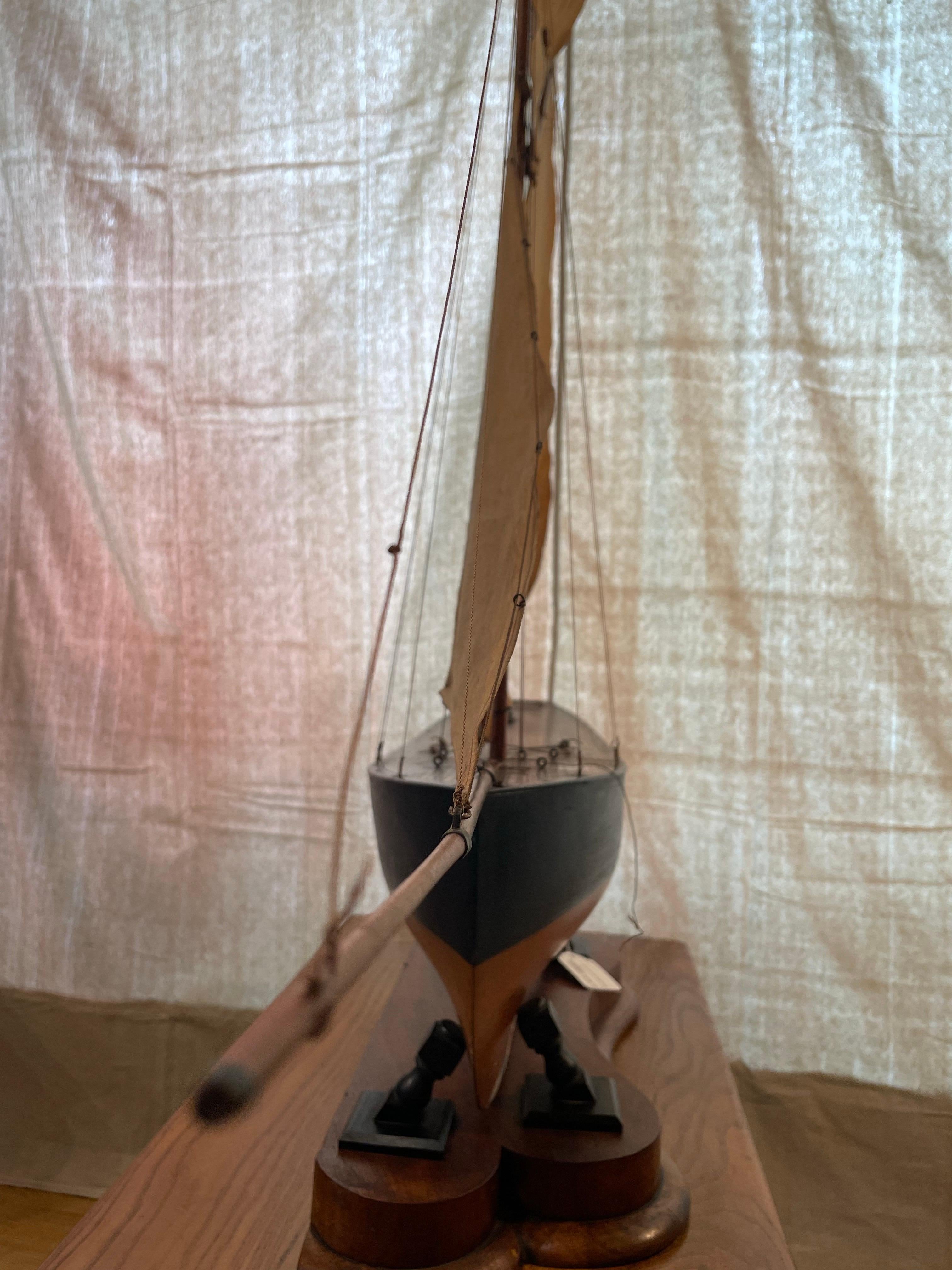 Fait main Fin du 19e siècle, maquette de bateau-chat hollandaise faite à la main avec son Stand d'origine en vente