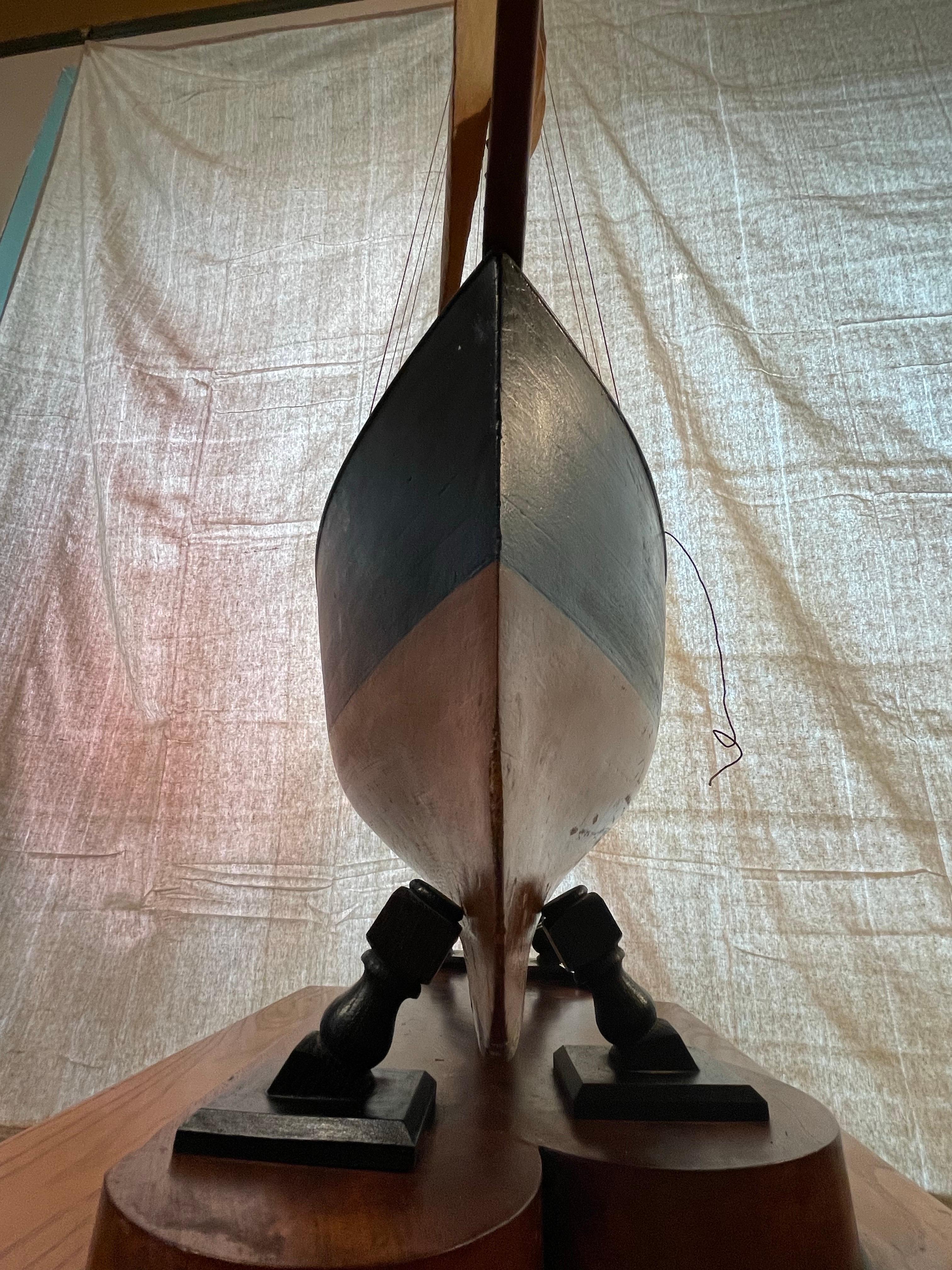 Fin du 19e siècle, maquette de bateau-chat hollandaise faite à la main avec son Stand d'origine Bon état - En vente à Northport, MI