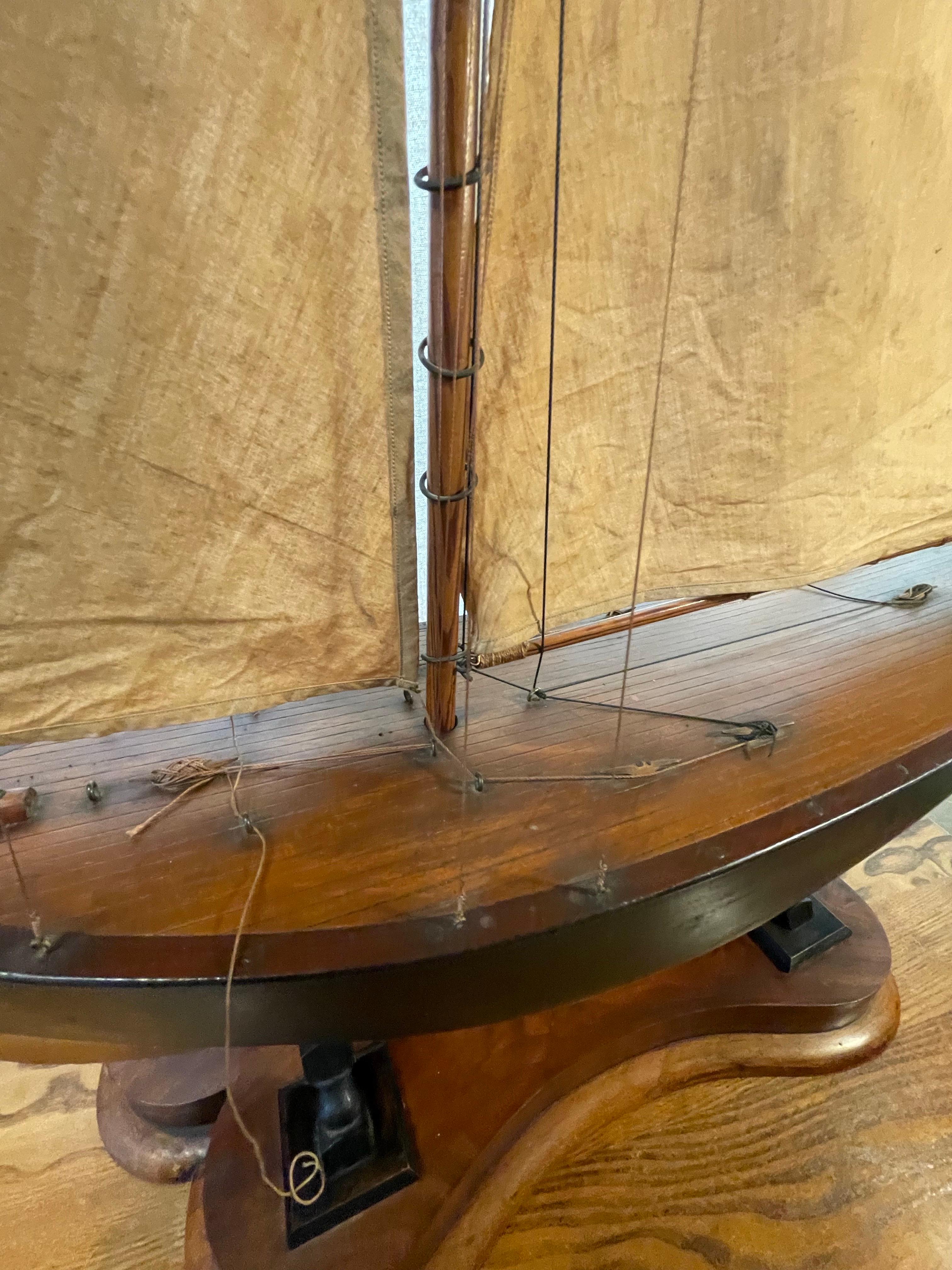 XIXe siècle Fin du 19e siècle, maquette de bateau-chat hollandaise faite à la main avec son Stand d'origine en vente